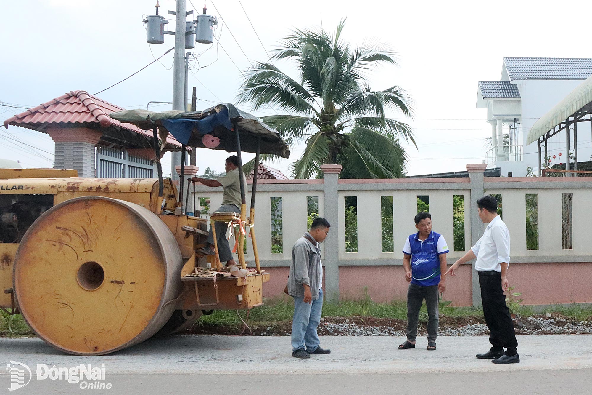 Officials from the Dong Phu Ward Division of Economy, Infrastructure and Urban Affairs and from Tan Tien Quarter inspect the progress of the D2 Road project.

