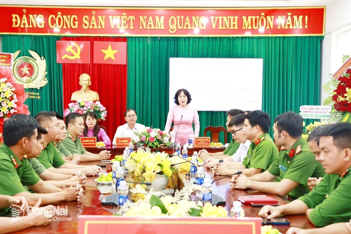Lãnh đạo phường Xuân Lộc chúc mừng ngày truyền thống Công an nhân dân
