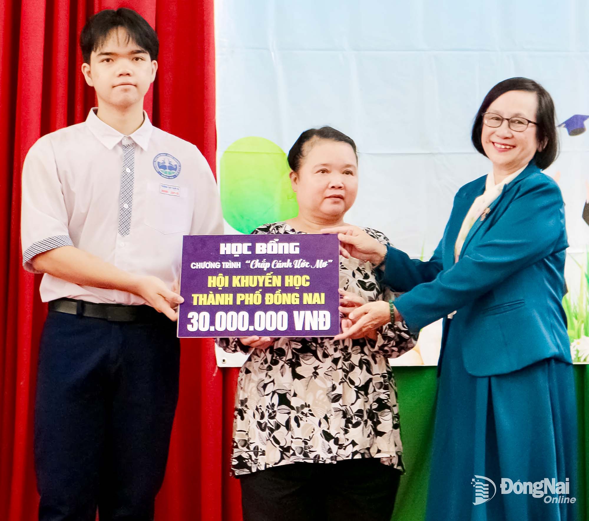 Nguyen Thi Ngoc Dung, Vice Chairwoman of the Dong Nai City Study Promotion Association, presents a VND 30 million scholarship to Tran Nguyen Duong Quang. Photo: Thu Hien

