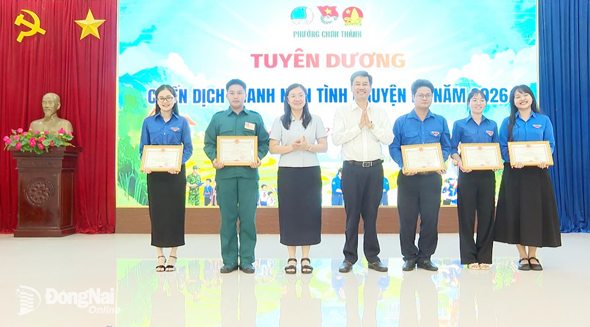Thành ủy viên, Bí thư Đảng ủy phường Chơn Thành Viên Hồng Tiến trao giấy khen cho các tập thể có thành tích xuất sắc trong chiến dịch Thanh niên tình nguyện hè năm 2026. Ảnh: Đỗ Trình
