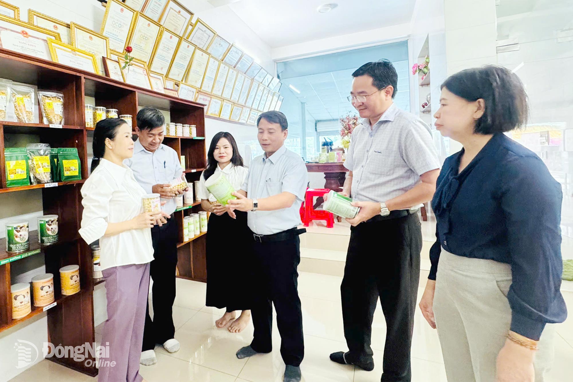 Leaders of Dong Nai City Farmers Association (DNFA) visit the booth of a member of the Nhon Trach Ward Outstanding Farmers in Production and Business Club.


