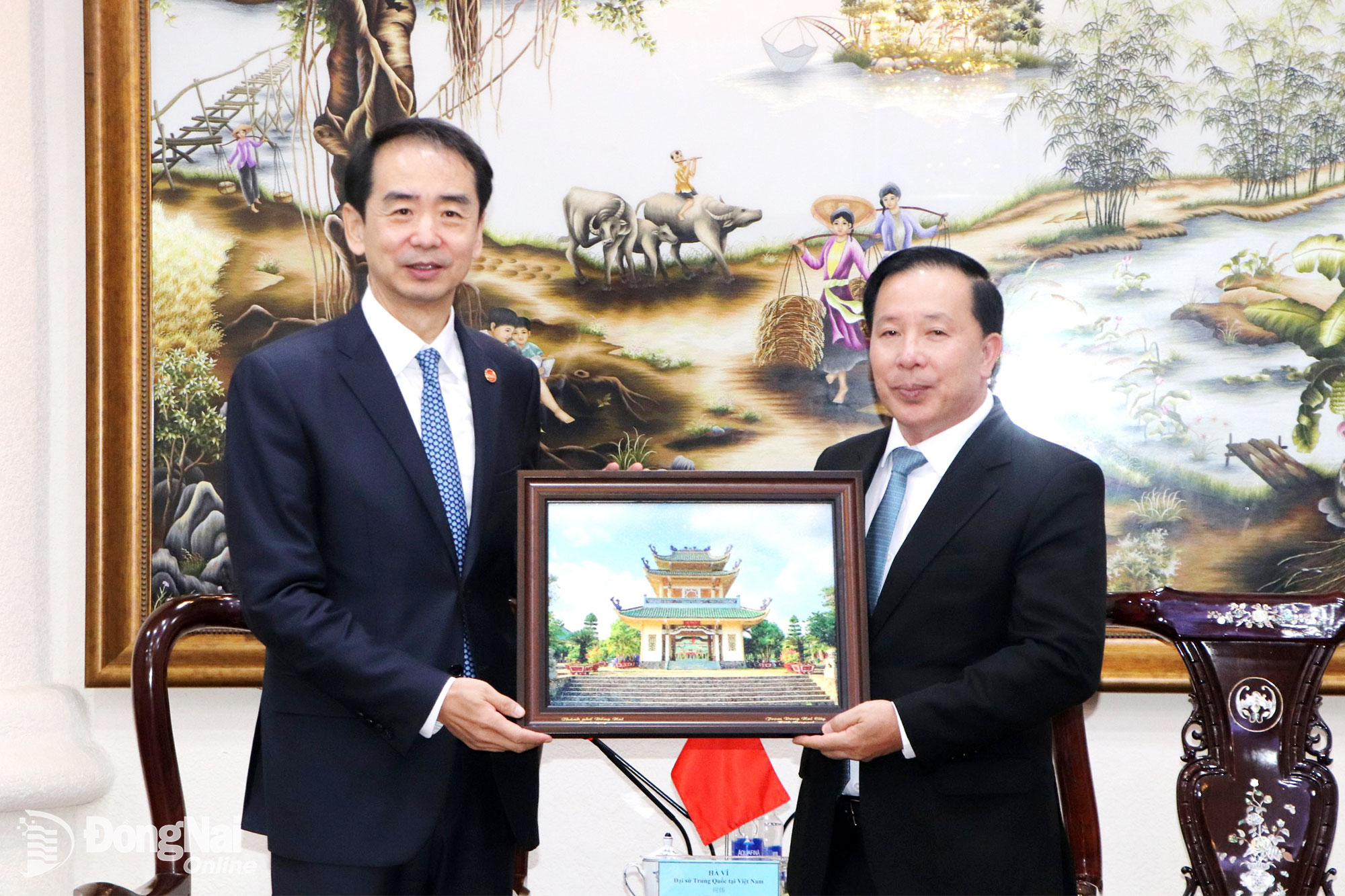 Deputy Secretary of the City Party Committee and Chairman of the City Peoples Committee Nguyen Van Ut presents a souvenir to the Chinese Ambassador to Vietnam. Photo: Ngoc Lien