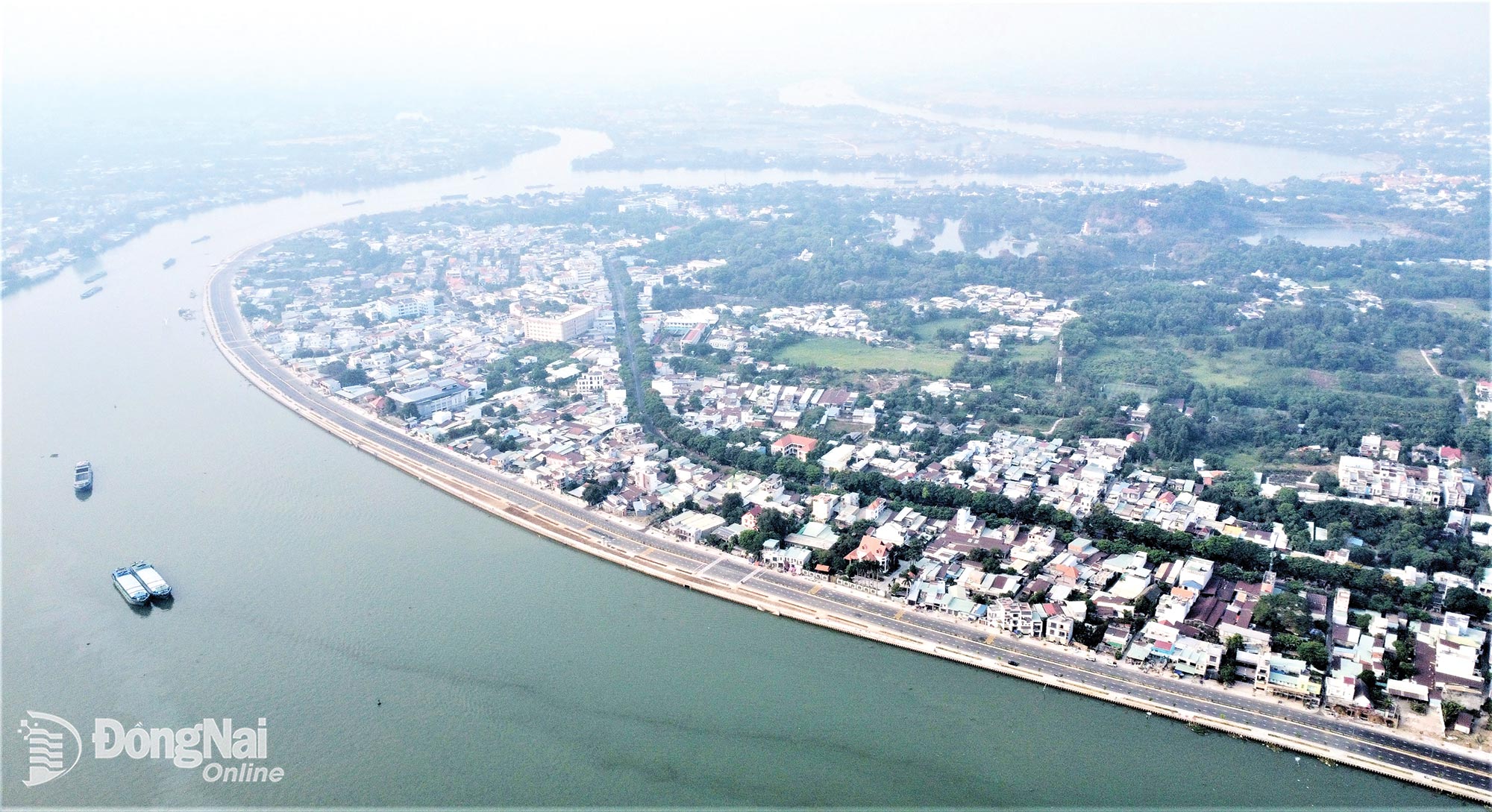 The Dong Nai riverside road, a key transport infrastructure project along the river corridor in Tran Bien ward, has been completed.

