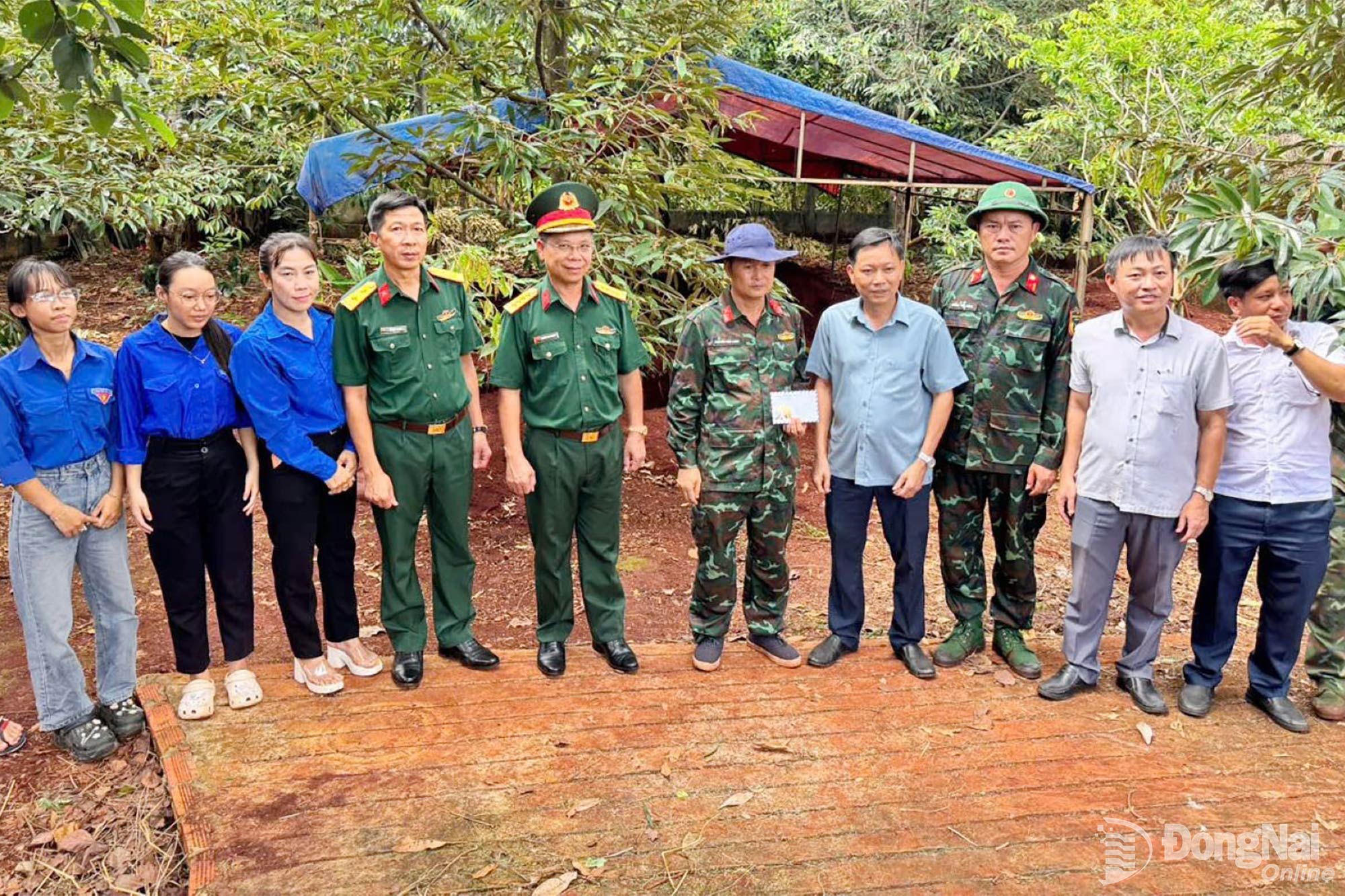 Đại tá Nguyễn Thanh Phong (thứ 5 từ trái qua), Thành ủy viên, Chính ủy Bộ Chỉ huy Quân sự, Phó Trưởng ban Thường trực Ban Chỉ đạo tìm kiếm, quy tập, xác định danh tính hài cốt liệt sĩ thành phố Đồng Nai tặng quà, động viên Đội K76. Ảnh: ĐVCC