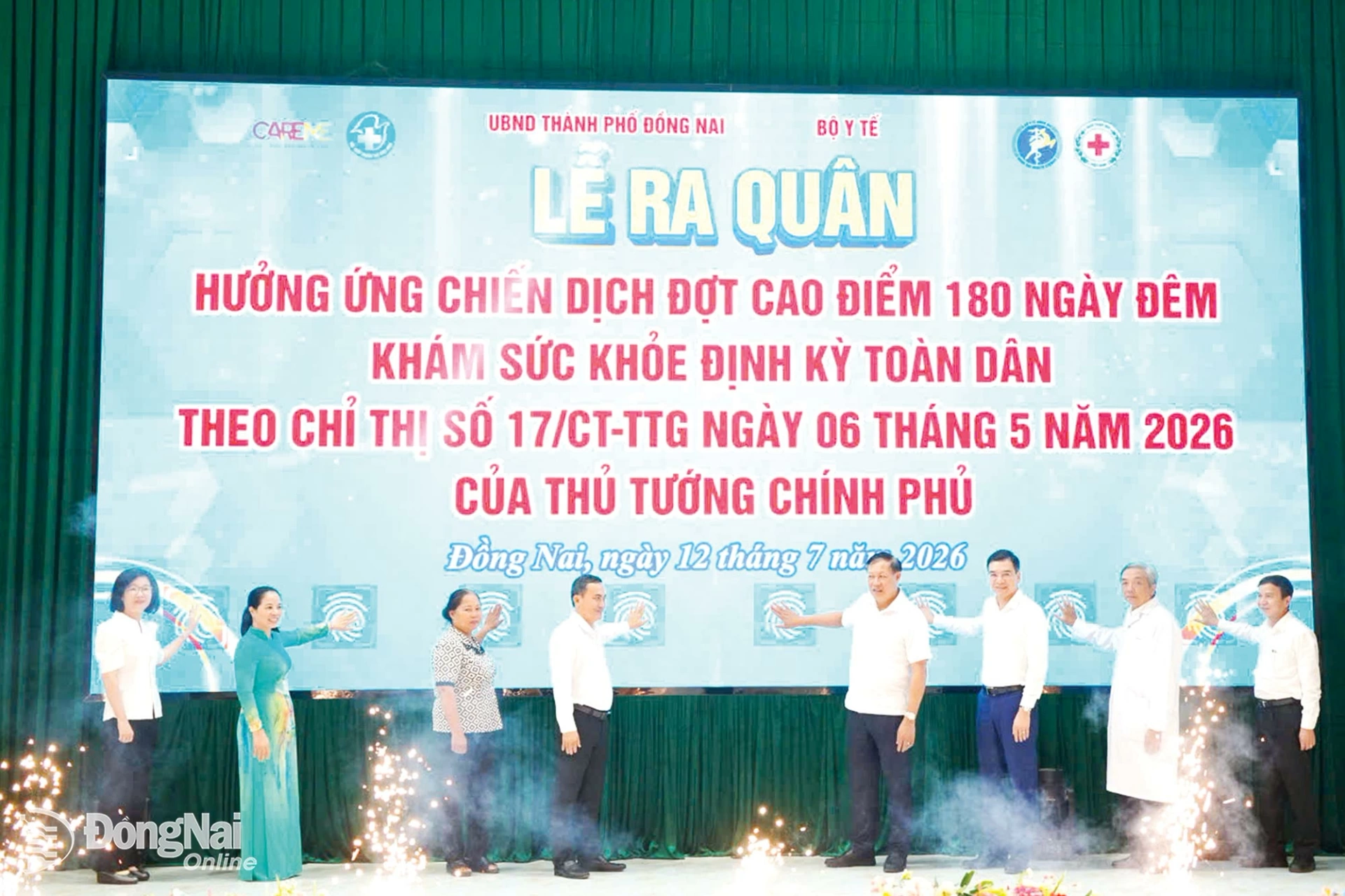 Deputy Minister of Health Do Xuan Tuyen (fourth from the right) and delegates launch the 180-day-and-night peak campaign on universal periodic health checkups in Tri An ward on July 12. Photo: Le Duy