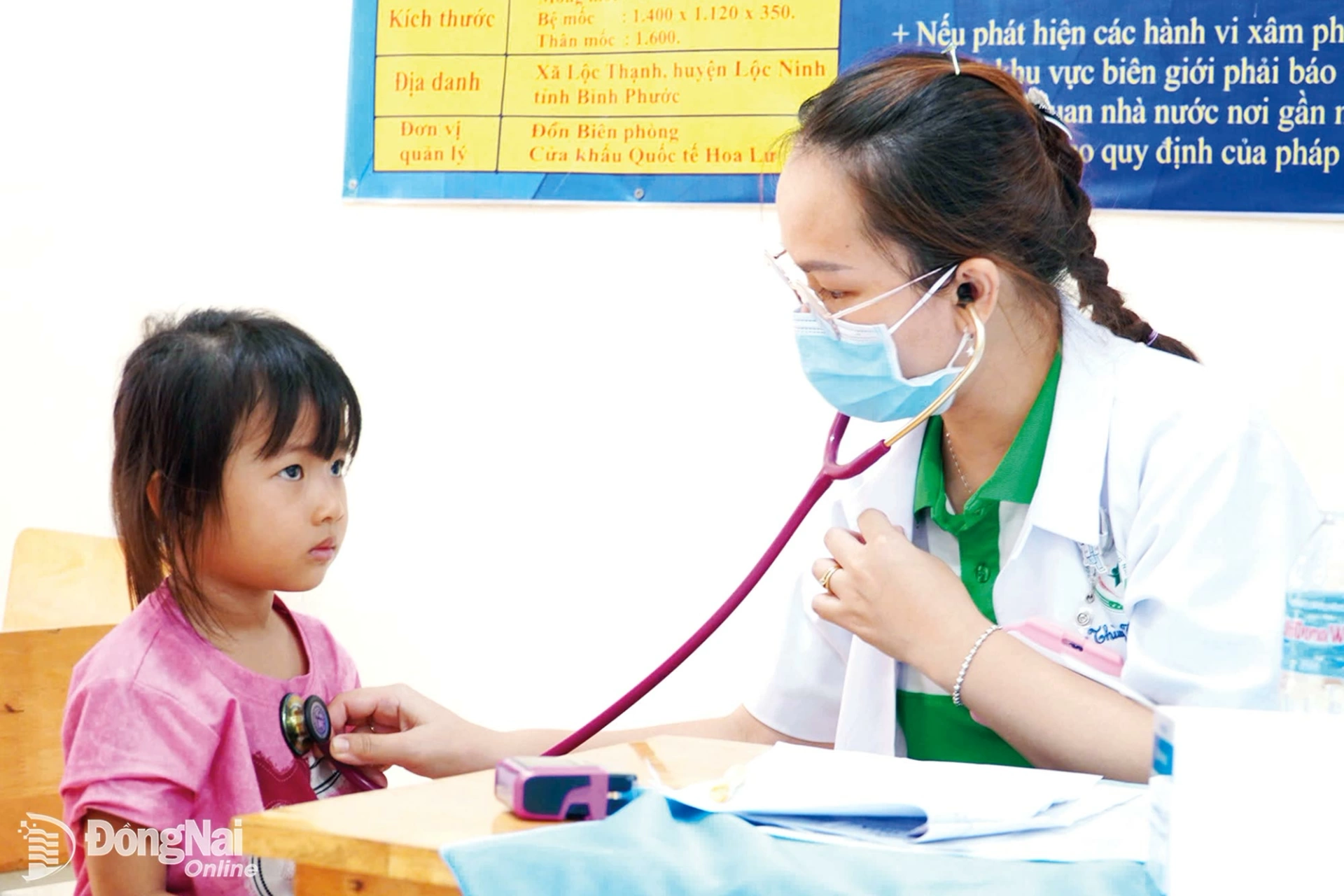 A doctor from Dong Nai Childrens Hospital provides a free health checkup for children in the remote Loc Quang commune. Photo: Cuong Quyet