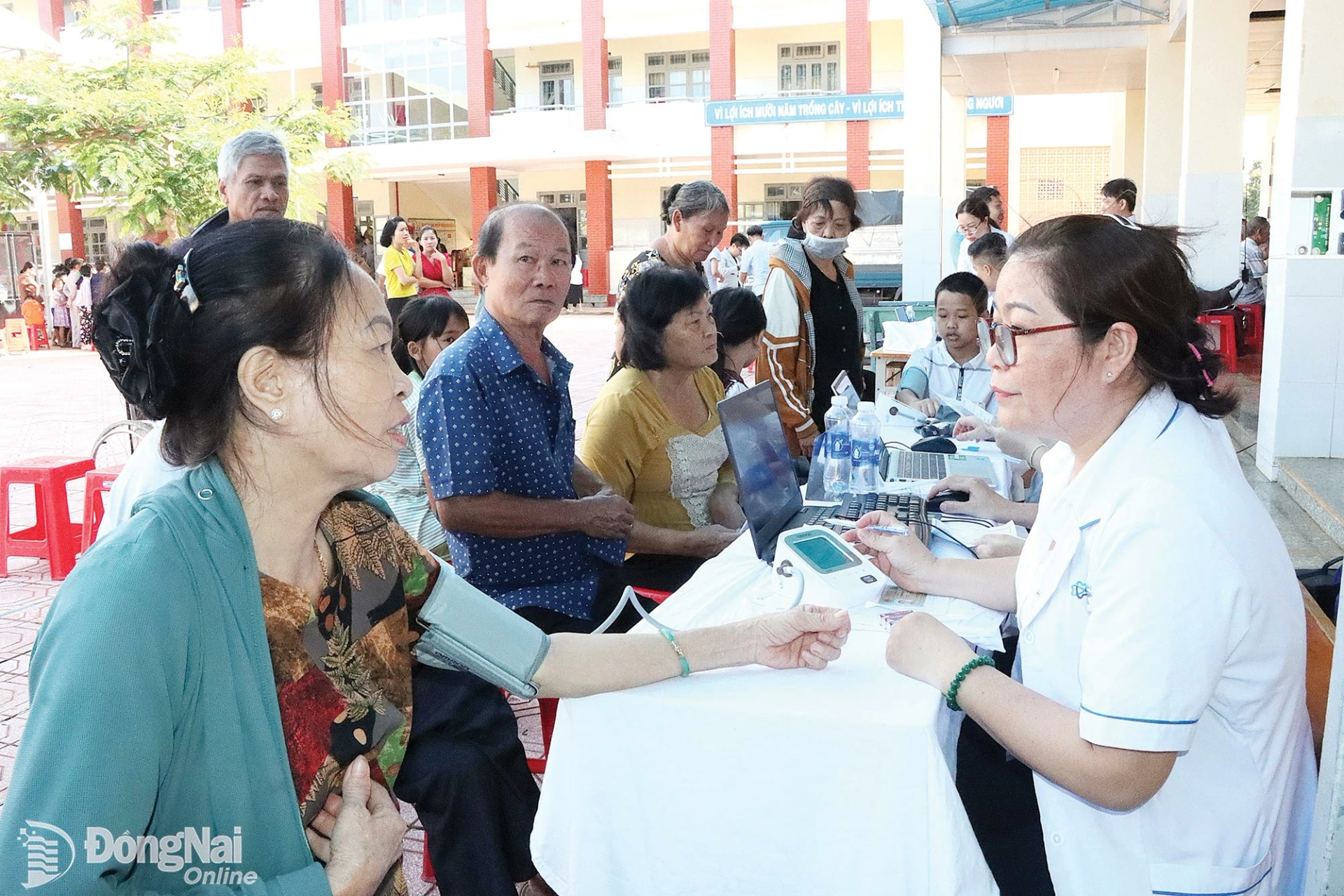Doctors from Dong Nai General Hospital provide health checkups for residents in Loc Ninh ward. Photo: Quang Minh