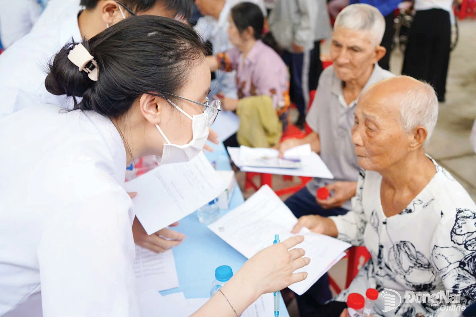 Medical staff collect residents information in Tri An ward to update their health records. Photo: Le Duy