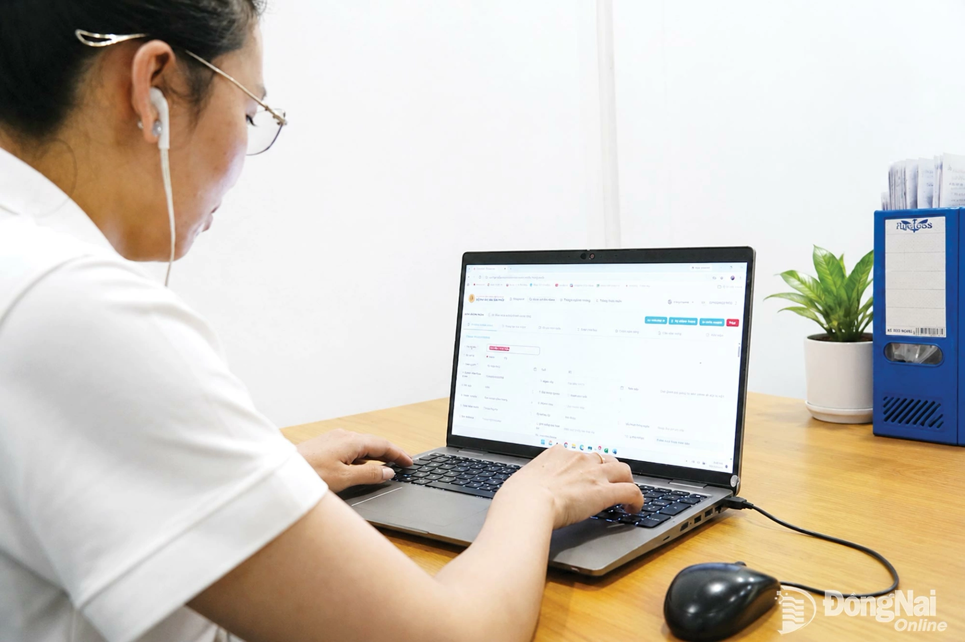 Following health screening, medical staff enter residents information into the system to create Electronic Health Books for residents. Photo: Viet Thang