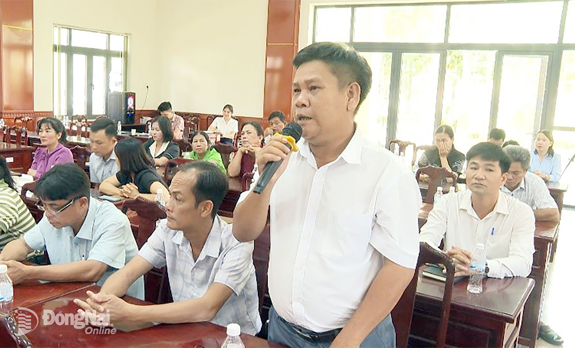 Đại diện người dân các khu phố trên địa bàn phường phát biểu ý kiến, đề xuất tại hội nghị.

