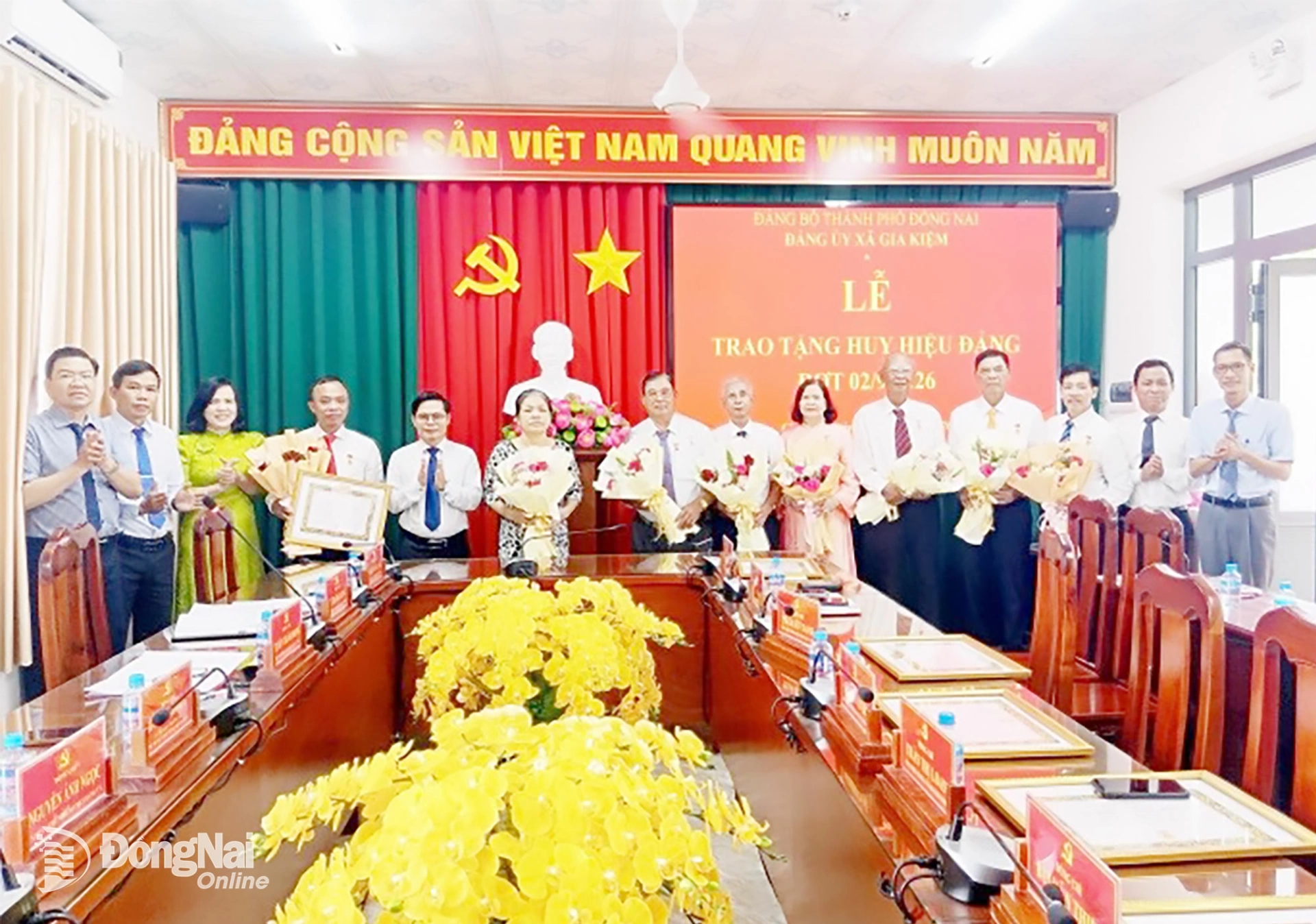 Ban Thường vụ Đảng ủy xã Gia Kiệm chụp hình lưu niệm cùng các đảng viên được trao Huy hiệu Đảng. Ảnh: Tiến Thụ

