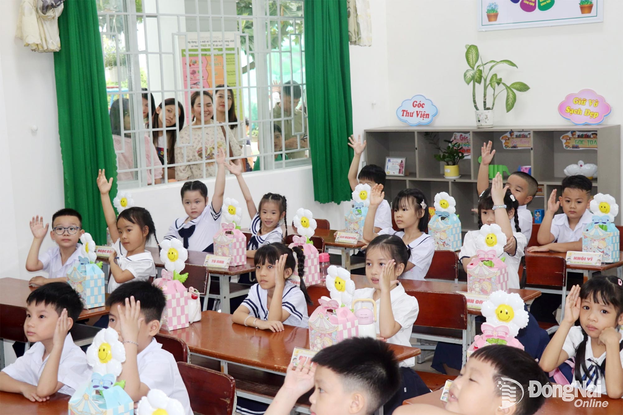 First-graders at Nguyen An Ninh Primary School in Tam Hiep Ward are excited as they start school. Photo: H. Yen

