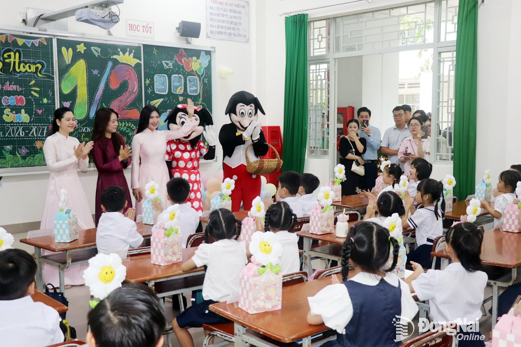 Nguyen An Ninh Primary School administrators welcome first-graders on their first day of school. Photo: H. Yen

