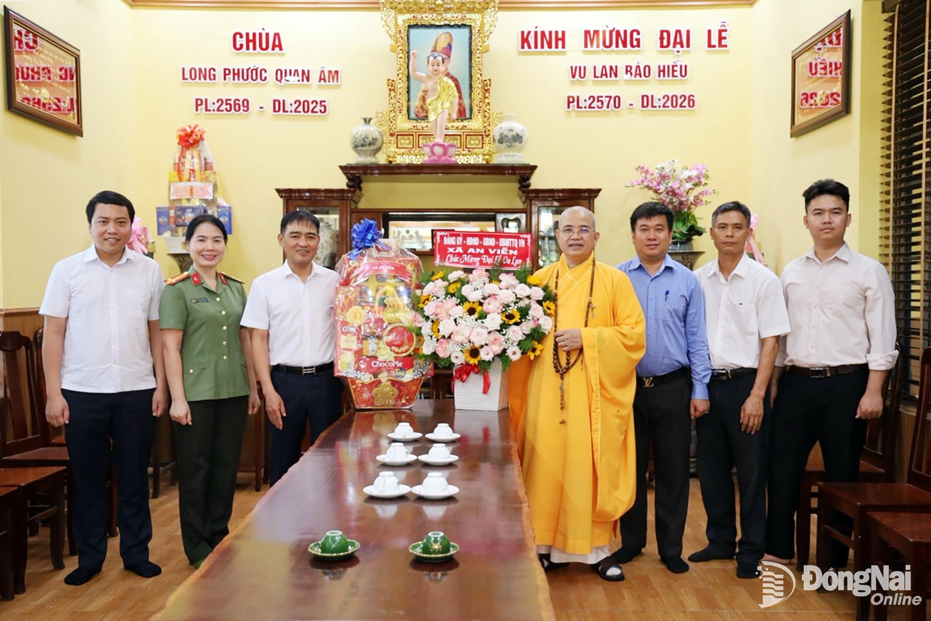 Lãnh đạo xã An Viễn thăm, chúc mừng Đại lễ Vu Lan tại chùa Long Phước Quan Âm. Ảnh: Thu Bồn

