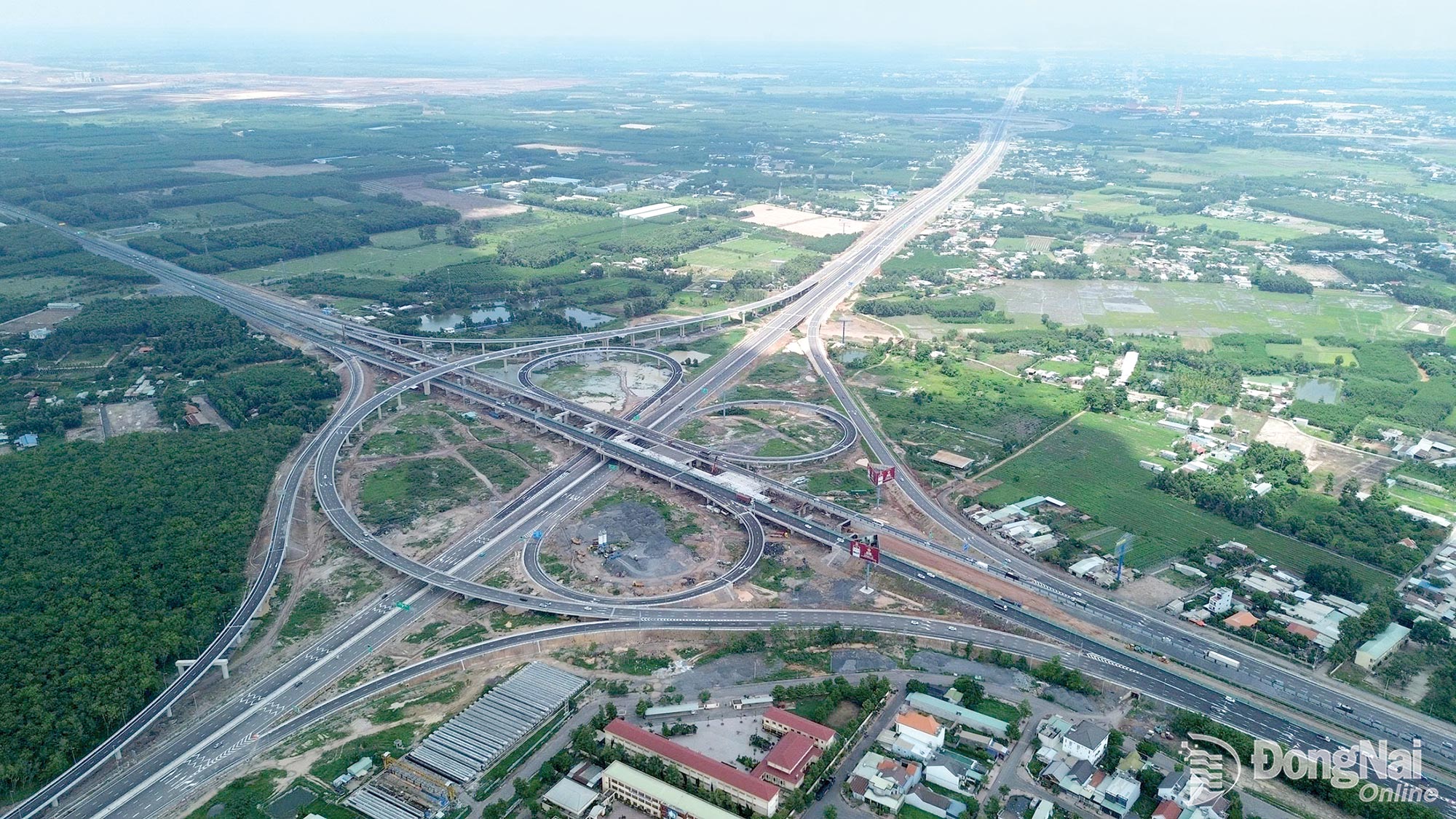 The Long Thanh Interchange connects the Ho Chi Minh City - Long Thanh - Dau Giay Expressway with the Bien Hoa - Vung Tau Expressway.

