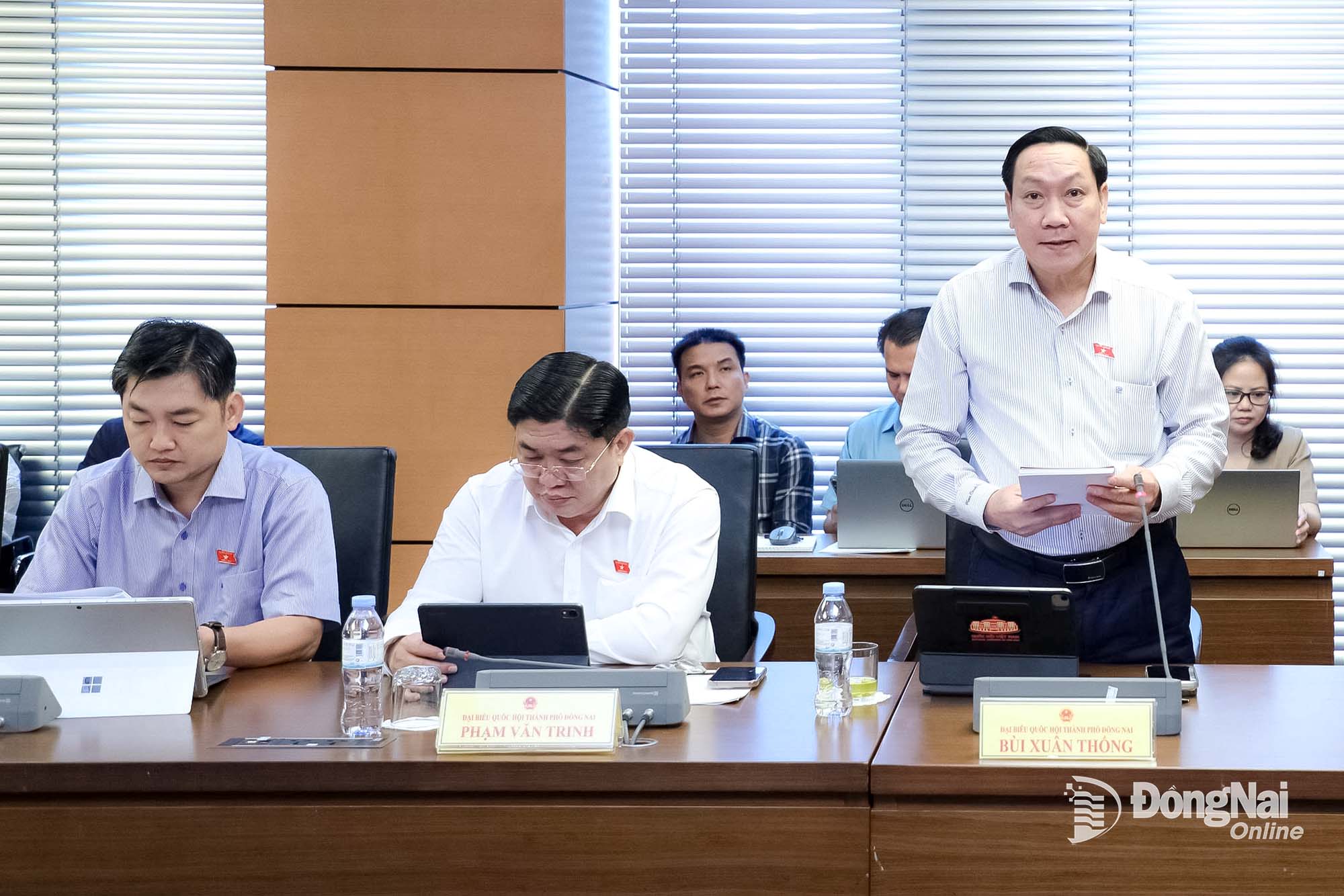 Bui Xuan Thong, Deputy Head of Dong Nai Delegation of NA Deputies speaks at a group discussion session

