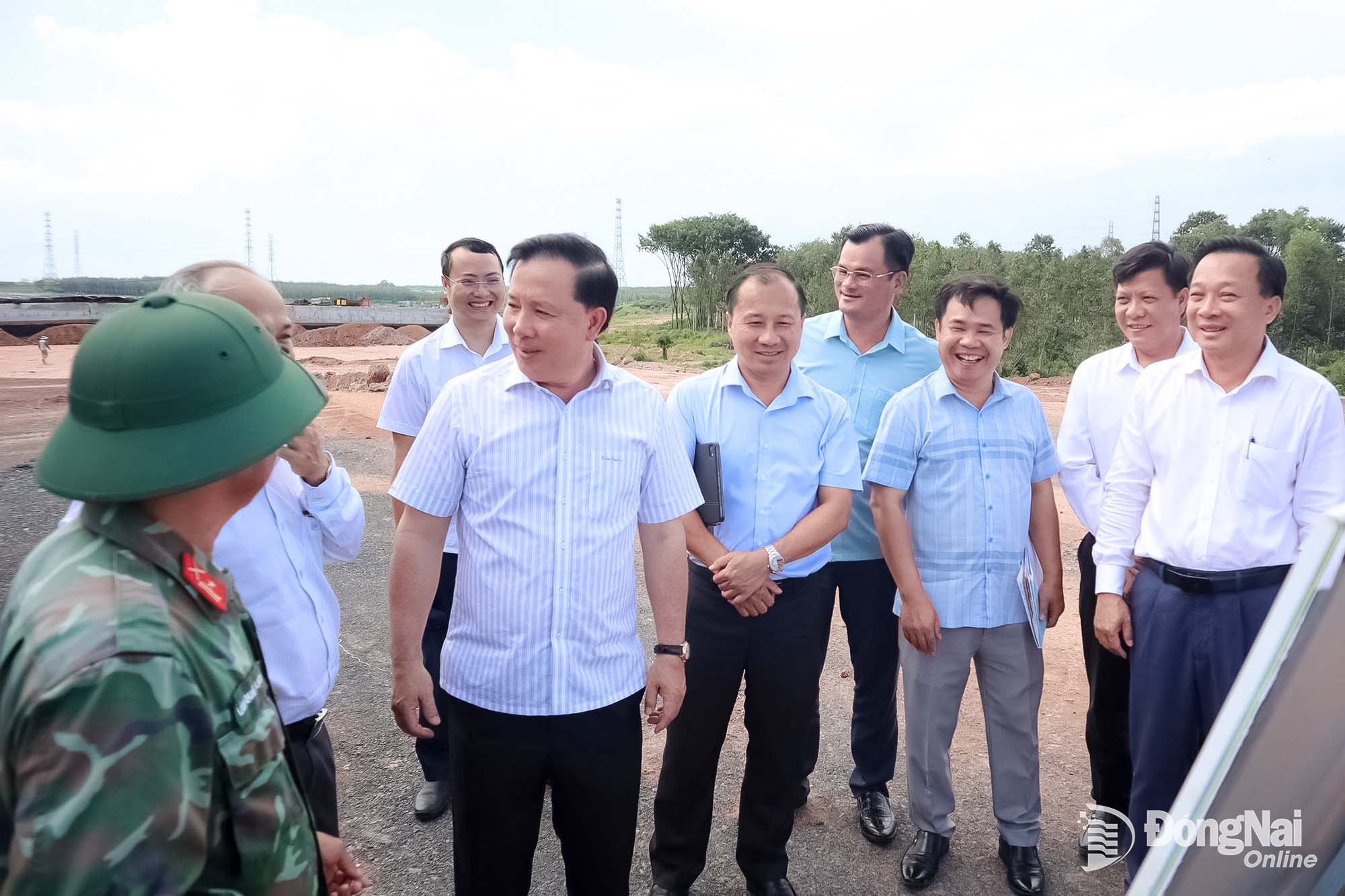 Deputy Secretary of the City Party Committee and Chairman of the Dong Nai Peoples Committee Nguyen Van Ut inspects construction progress on the Ho Chi Minh City – Thu Dau Mot – Chon Thanh Expressway. Photo: XT

