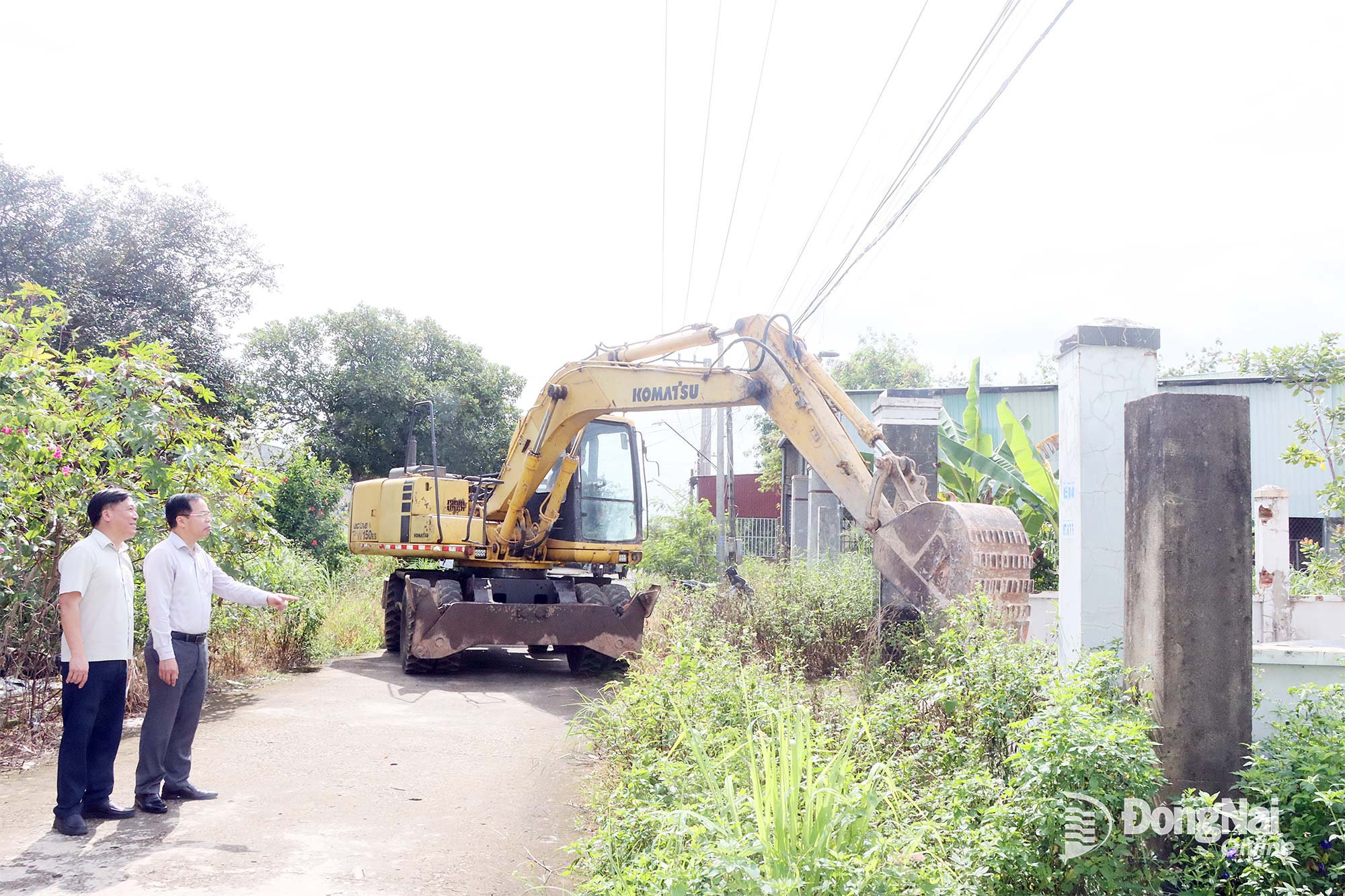 Binh Phuoc Ward leaders direct agencies to assist residents in dismantling structures and handing over the site to the investor.

