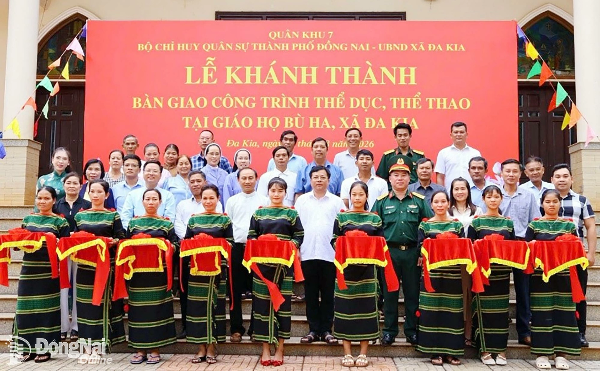Các đại biểu thực hiện nghi thức cắt băng khánh thành công trình.

