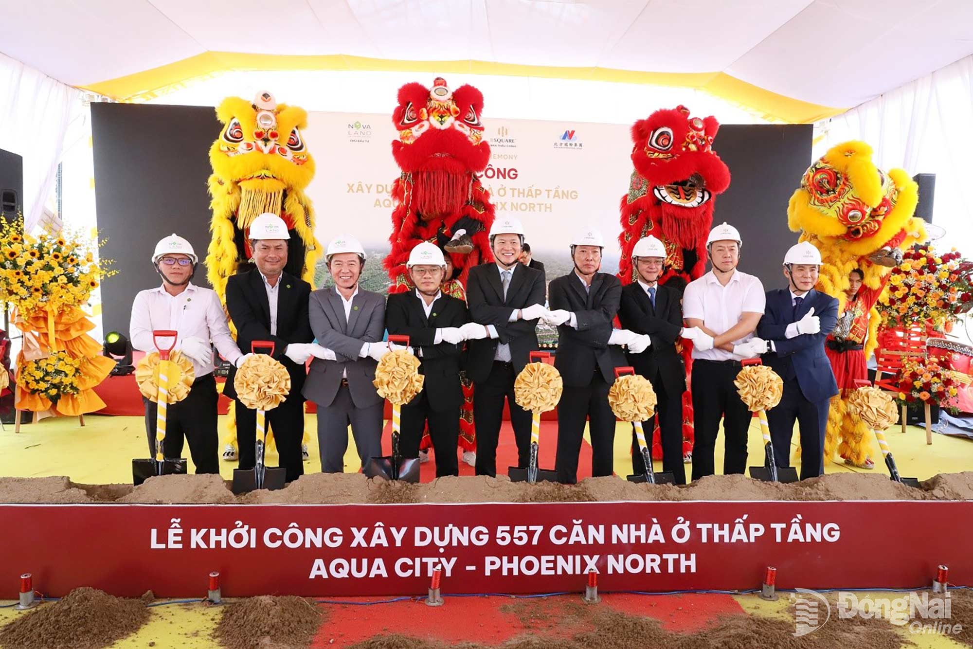 Đại diện chủ đầu tư và liên danh nhà thầu thực hiện nghi thức khởi công xây dựng hơn 550 căn nhà tại khu đô thị Aqua City. Ảnh: ĐVCC