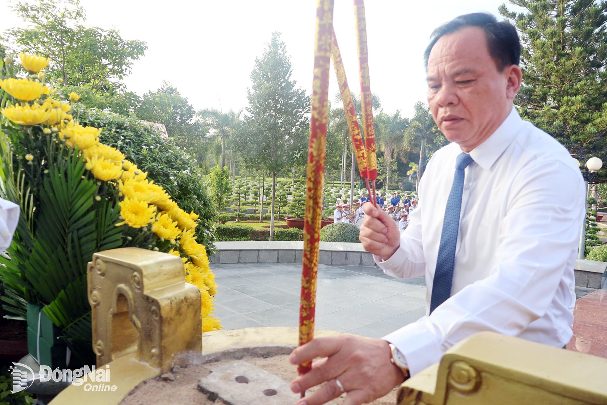 Deputy Secretary of the CPC Vo Tan Duc offers incense at the martyrs memorial. Photo: Nguyet Ha