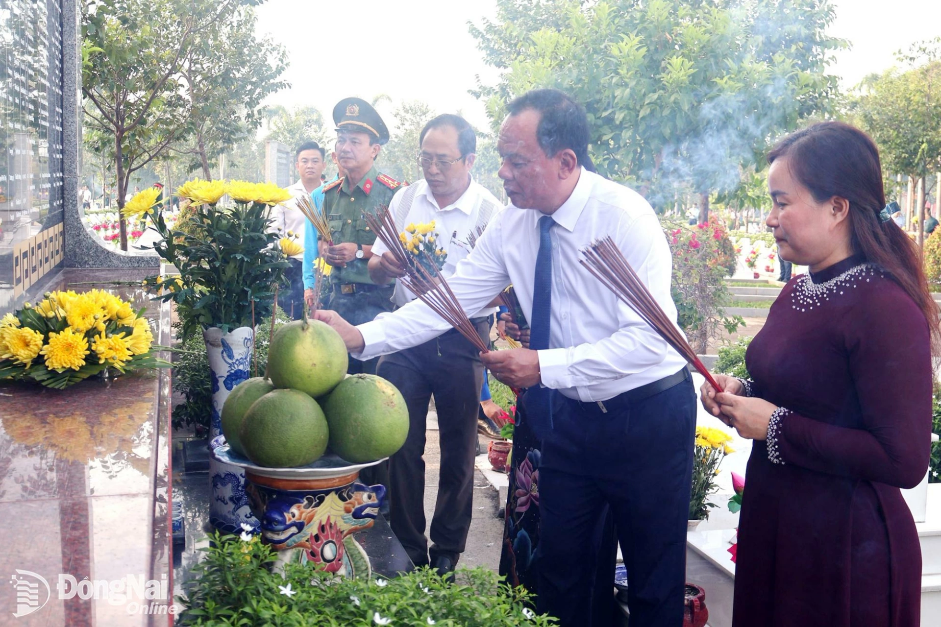Deputy Secretary of the CPC Vo Tan Duc and delegates offer incense at the collective graves of martyrs. Photo: Nguyet Ha