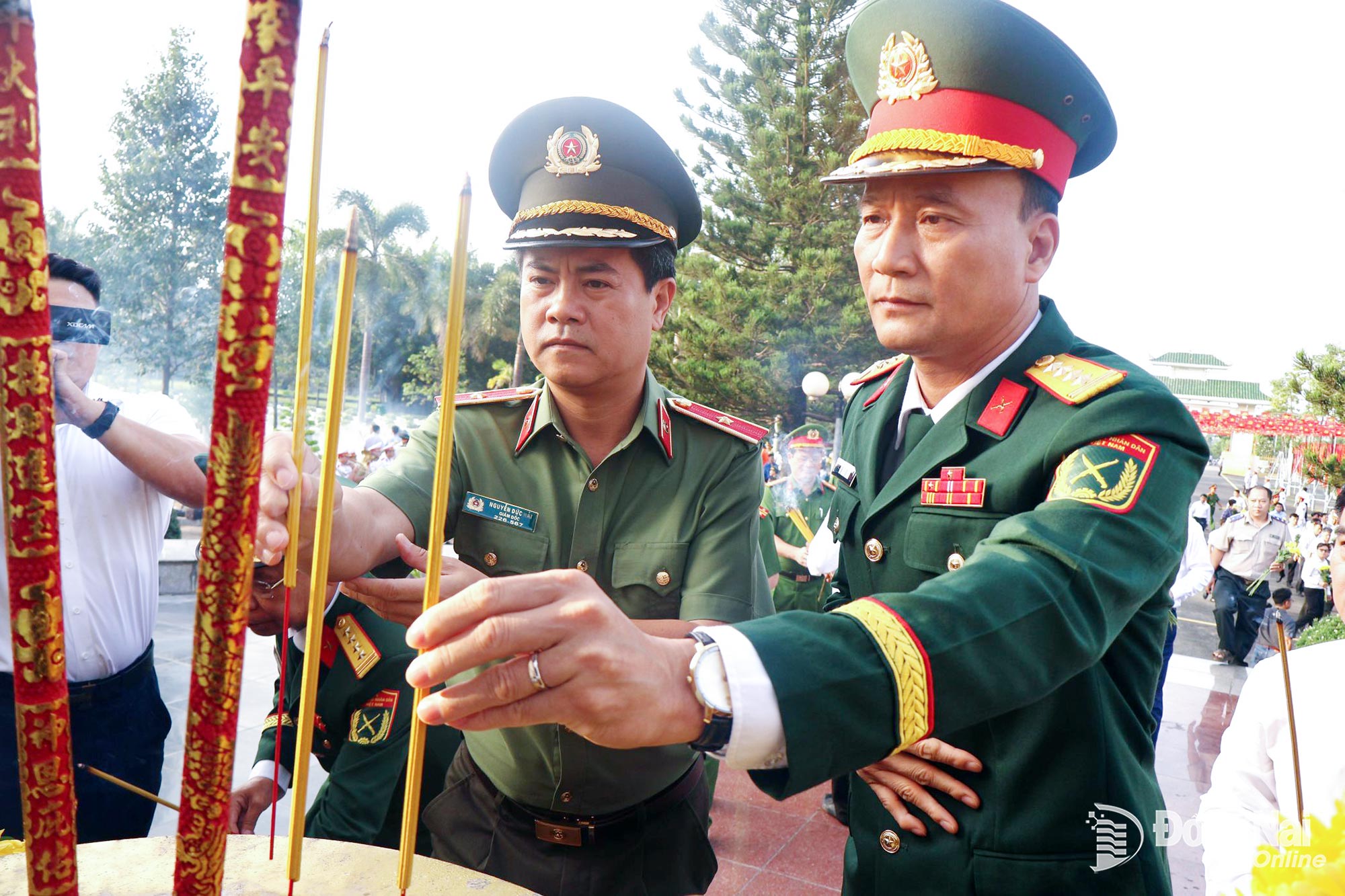 Senior Colonel Vo Thanh Danh, Commander of the Dong Nai Military Command, and Major General Nguyen Duc Hai, Director of the Dong Nai City Public Security Department, offer incense in tribute to martyrs. Photo: Nguyet Ha