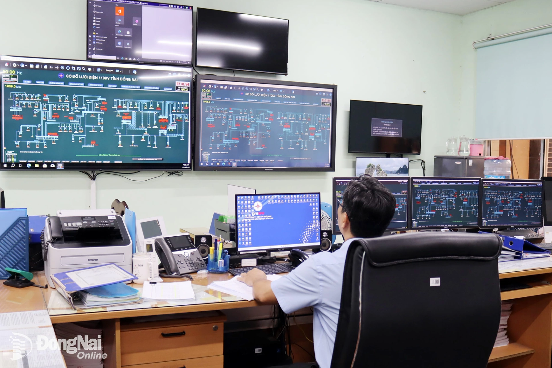 The PC Dong Nai Control Center is strengthening monitoring of power grid operations through the SCADA system, proactively tracking, detecting irregularities on the grid and promptly addressing them. Illustrative photo: Hoang Loc

