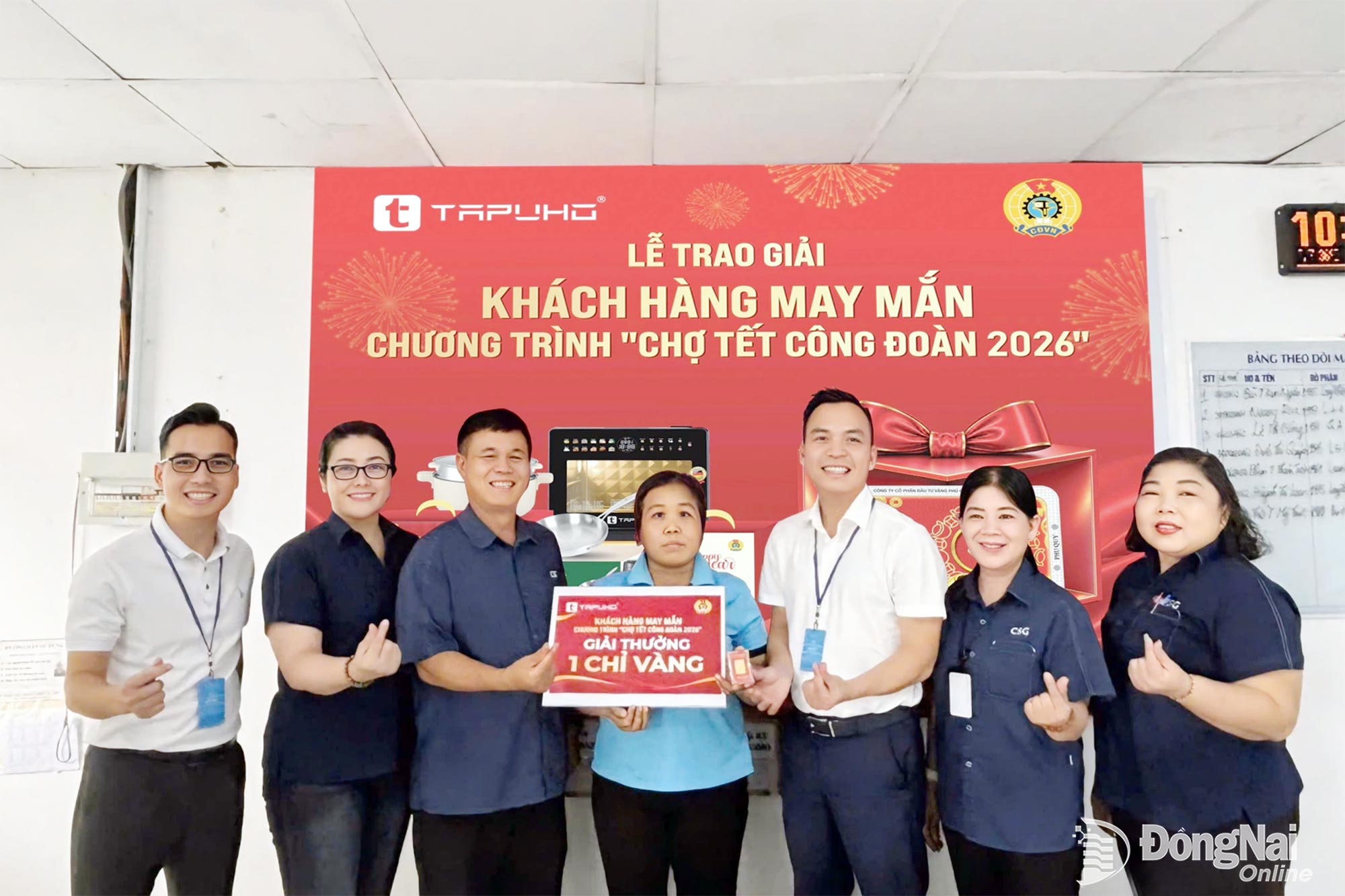 Chị Kiều Thị Thanh Xuân (giữa) được Công đoàn cơ sở Công ty TNHH Chang Shin Việt Nam cùng nhà tài trợ trao 1 chỉ vàng. Ảnh: ĐTQ