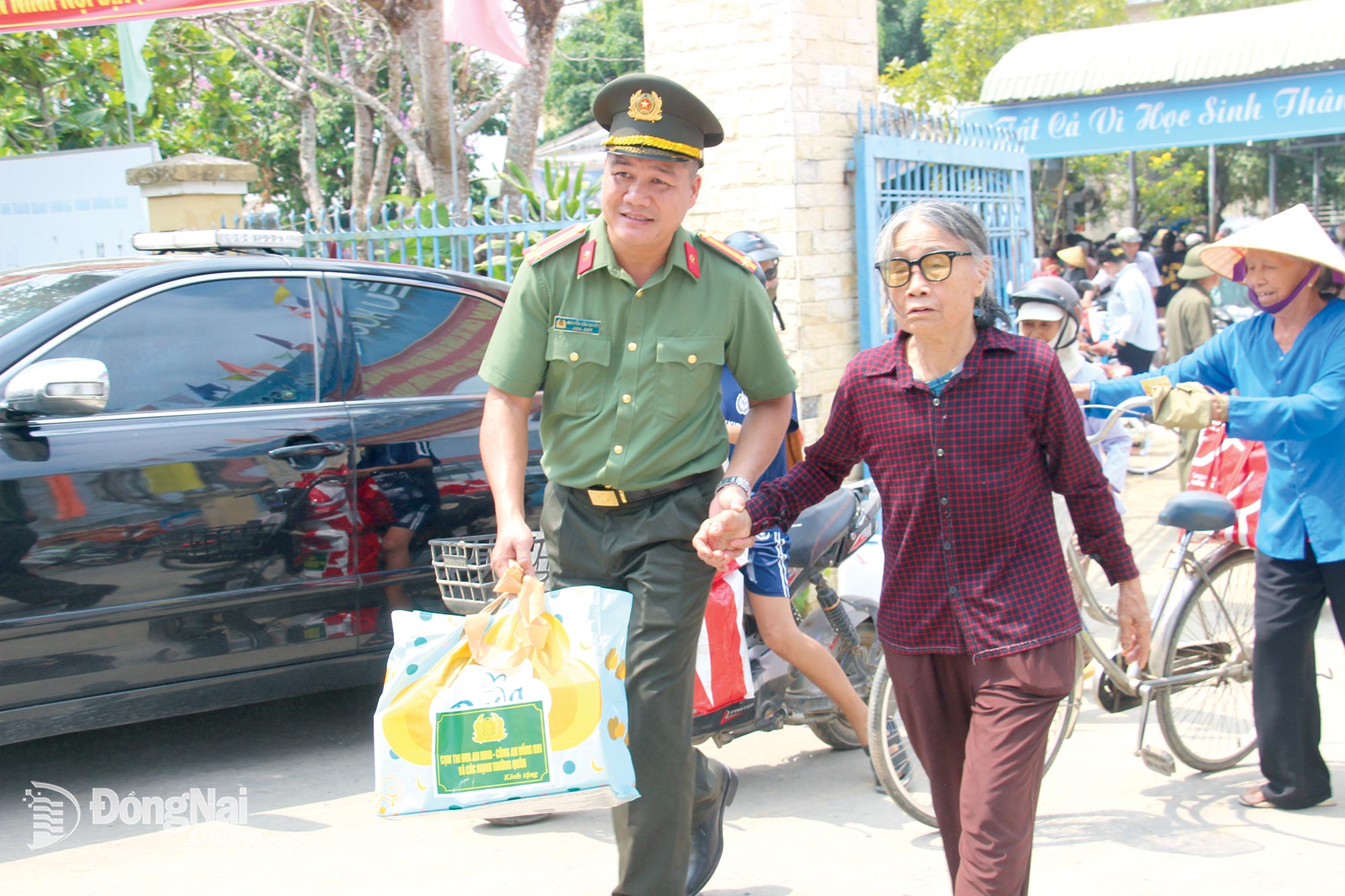 Cán bộ Phòng An ninh nội địa Công an thành phố Đồng Nai tặng quà người dân tại xã Đak Lua. Ảnh: Trần Danh