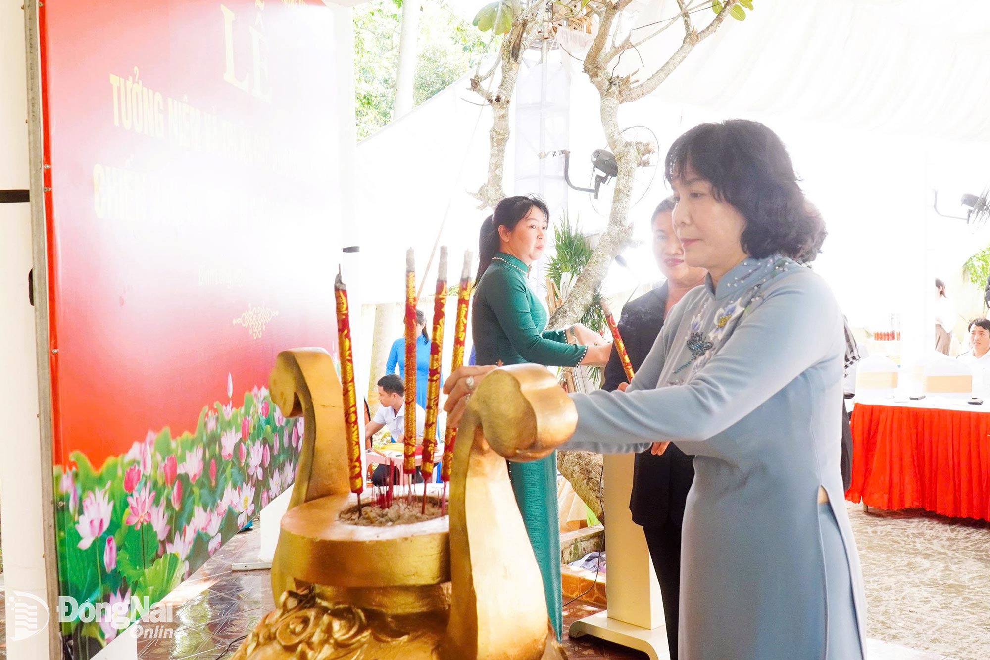 Delegates offer incense at the memorial house dedicated to heroic martyrs. Photo: Van Tam

