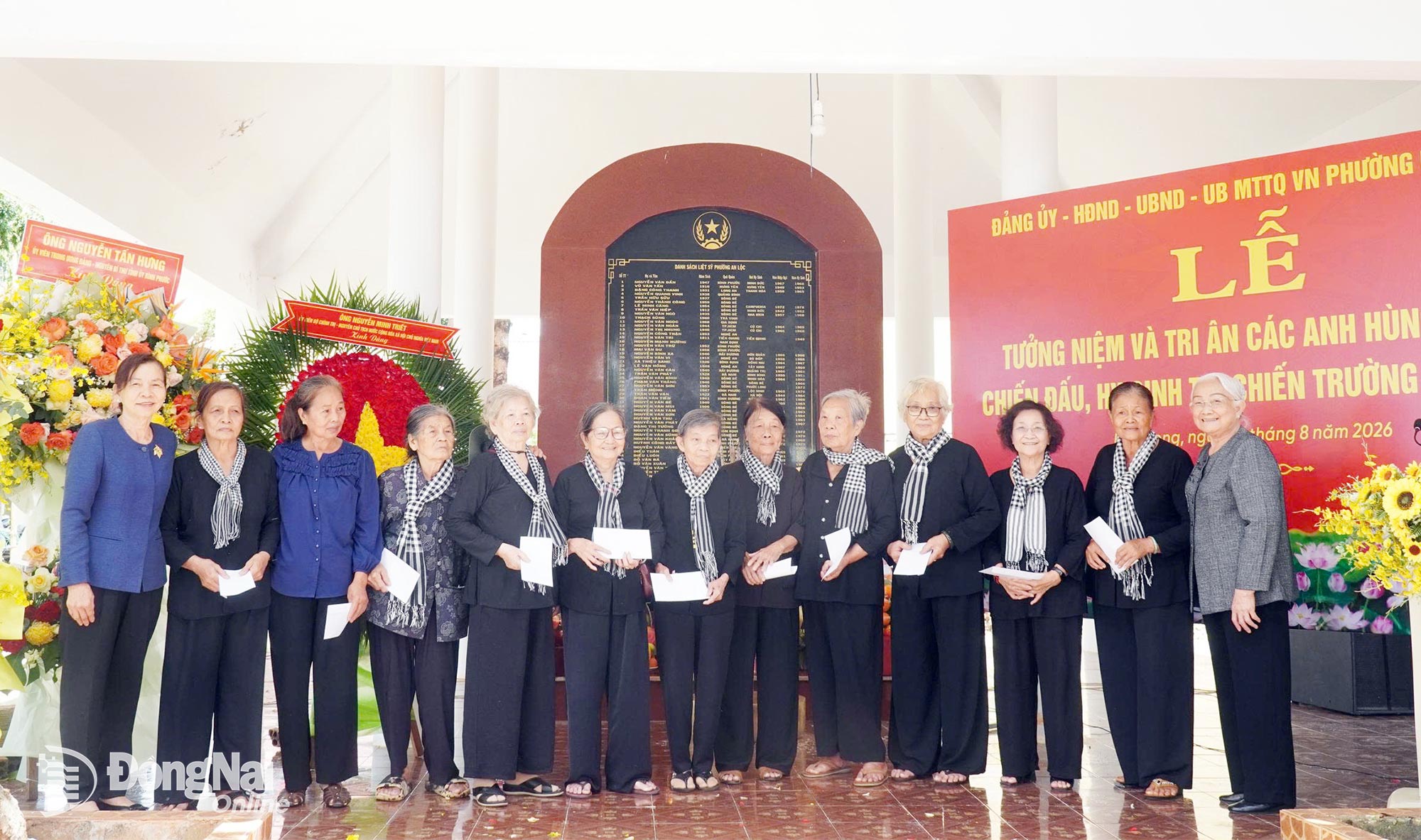 The organizing committee presents gifts to women who participated in the resistance and war veterans at the ceremony. Photo: Van Tam


