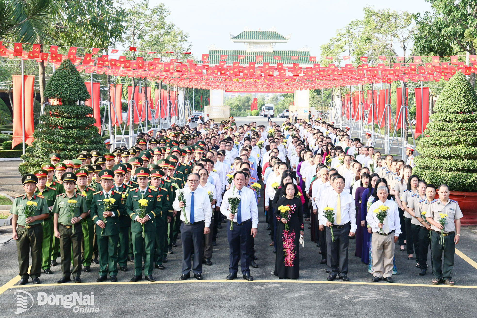 City leaders and representatives of agencies and units stand solemnly before the tribute ceremony. Photo: Cong Nghia