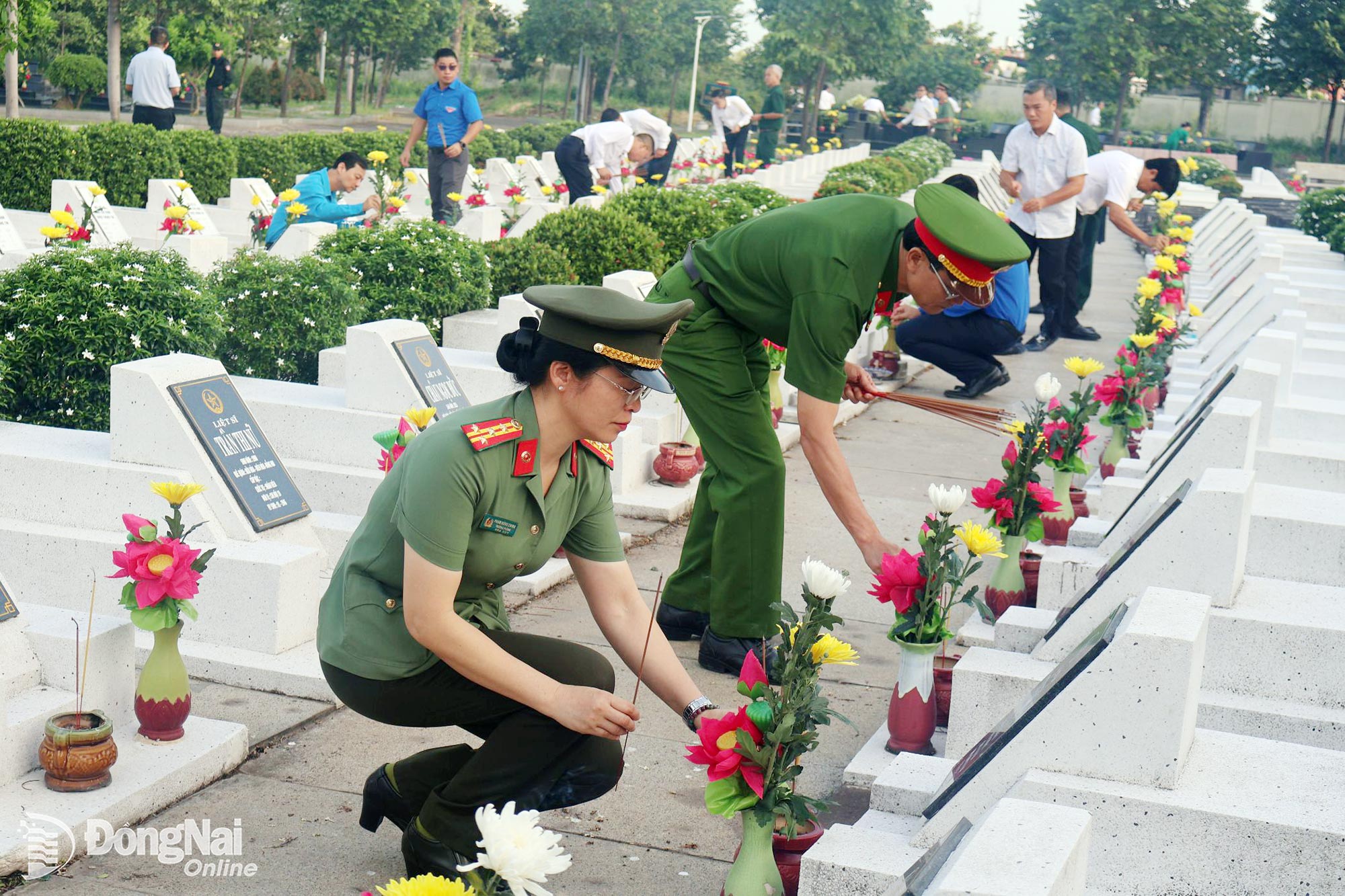 City leaders and representatives of agencies and units offer incense at the collective and individual graves of martyrs. Photo: Nguyet Ha