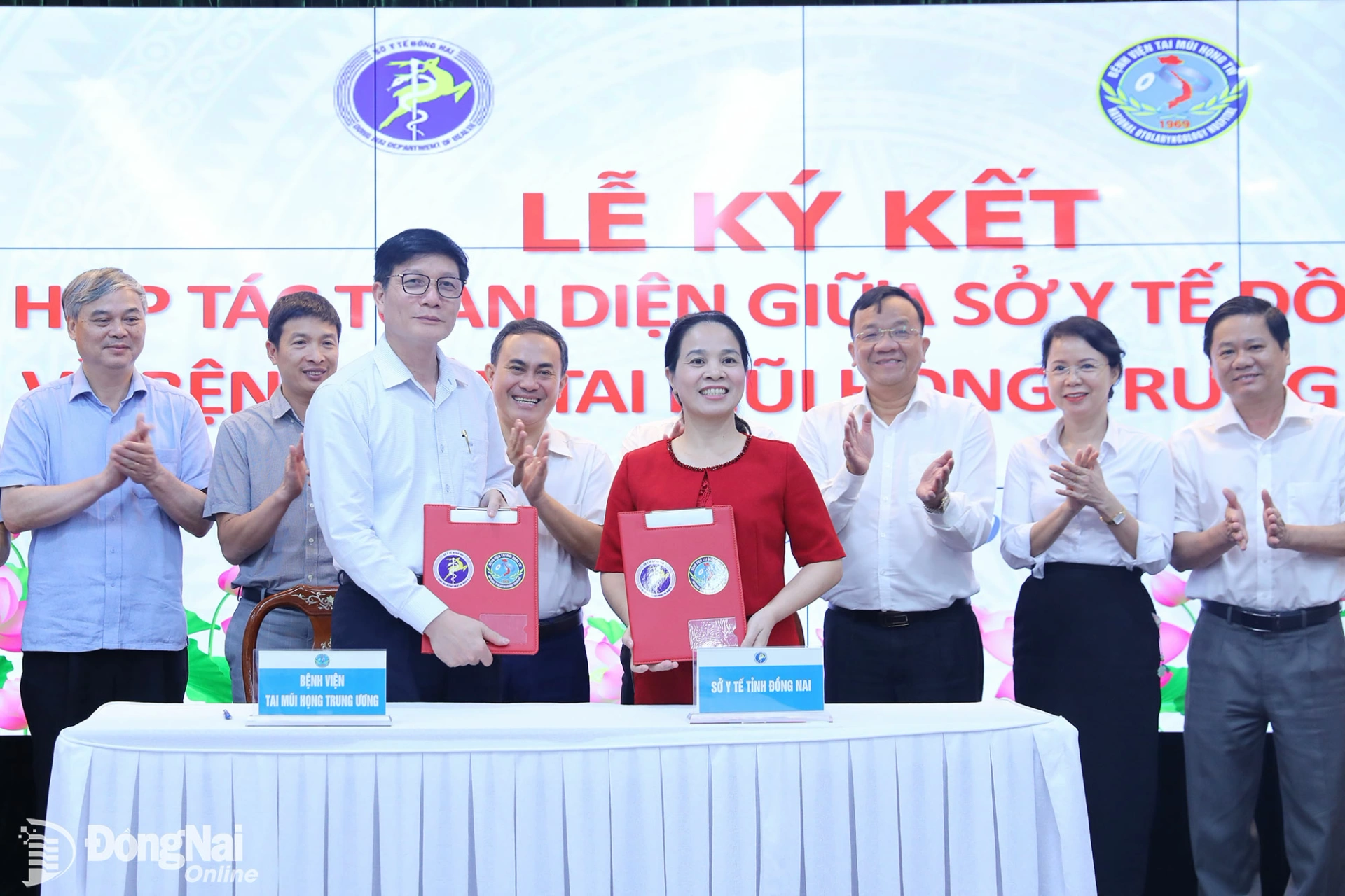 Lãnh đạo Bệnh viện Tai Mũi Họng Trung ương và lãnh đạo Sở Y tế Đồng Nai ký kết hợp tác toàn diện vào tháng 10-2025. Ảnh: Huy Anh