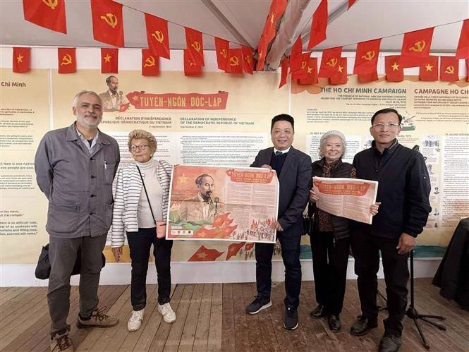 Bà Hélène Luc (thứ 2, từ trái sang), Thượng nghị sĩ danh dự và là Chủ tịch danh dự Hội Hữu nghị Pháp - Việt (AAFV), tham dự lễ khai trương gian hàng của Báo Nhân Dân tại Hội báo Nhân Đạo (Pháp) năm 2025. Ảnh: TTXVN