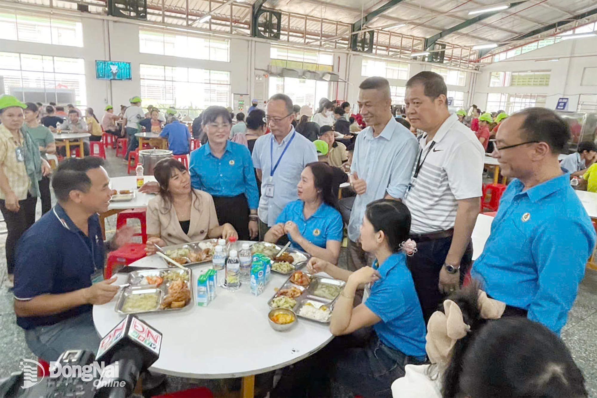 Lãnh đạo Liên đoàn Lao động thành phố Đồng Nai và Công đoàn cơ sở hỏi thăm công nhân tham gia Bữa cơm Công đoàn. Ảnh: Nguyễn Hòa