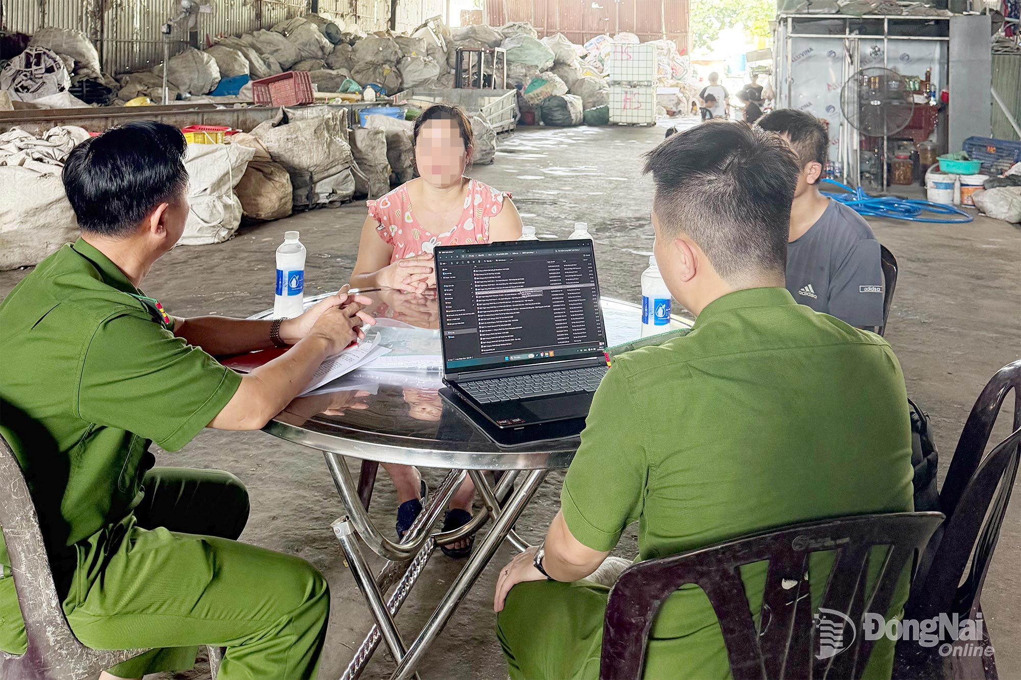 Cán bộ Phòng Cảnh sát phòng cháy, chữa cháy và cứu nạn, cứu hộ tuyên truyền, hướng dẫn người đứng đầu cơ sở khắc phục các tồn tại, chấp hành nghiêm quy định về phòng cháy, chữa cháy trong quá trình hoạt động. Ảnh: Phúc Thuận
