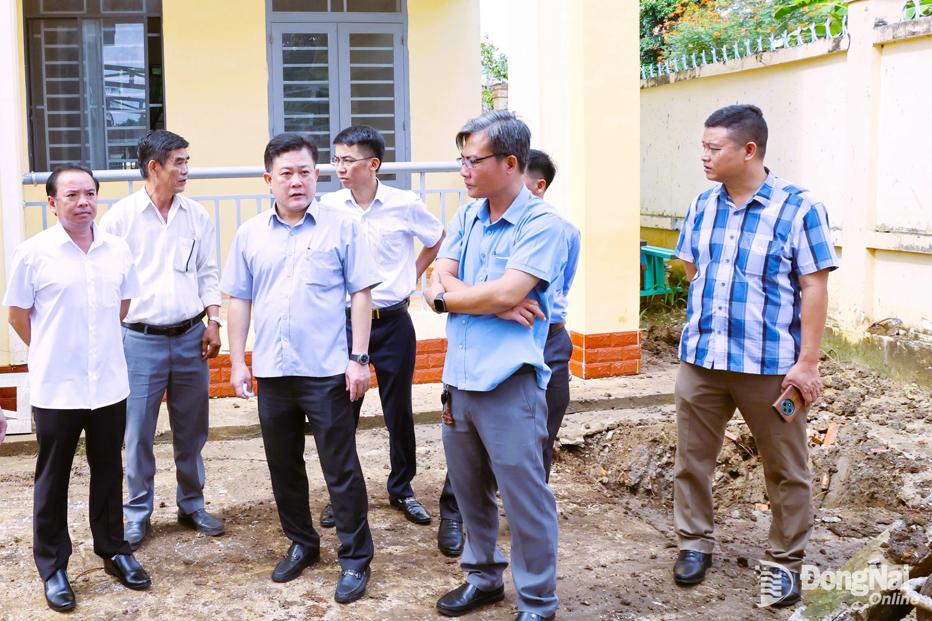 Đoàn kiểm tra thực tế tại Trường tiểu học Thiện Hưng C. Ảnh: Như Tình
