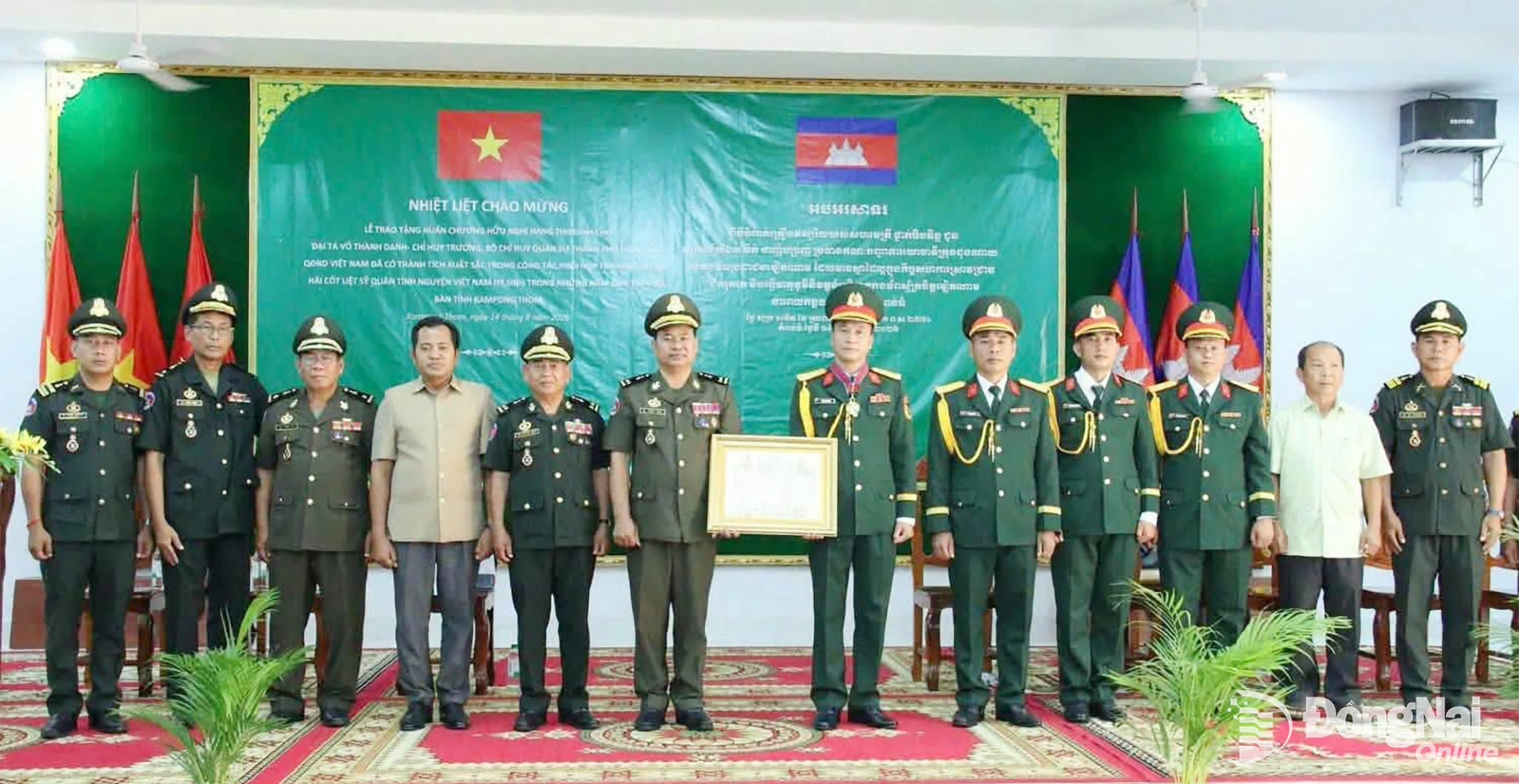 Colonel Vo Thanh Danh, Member of the Dong Nai City Party Committee’s Standing Board and Commander of the City Military Command, receives the Thibdin-class Friendship Order from the Cambodian Government. Photo: Dinh Than

