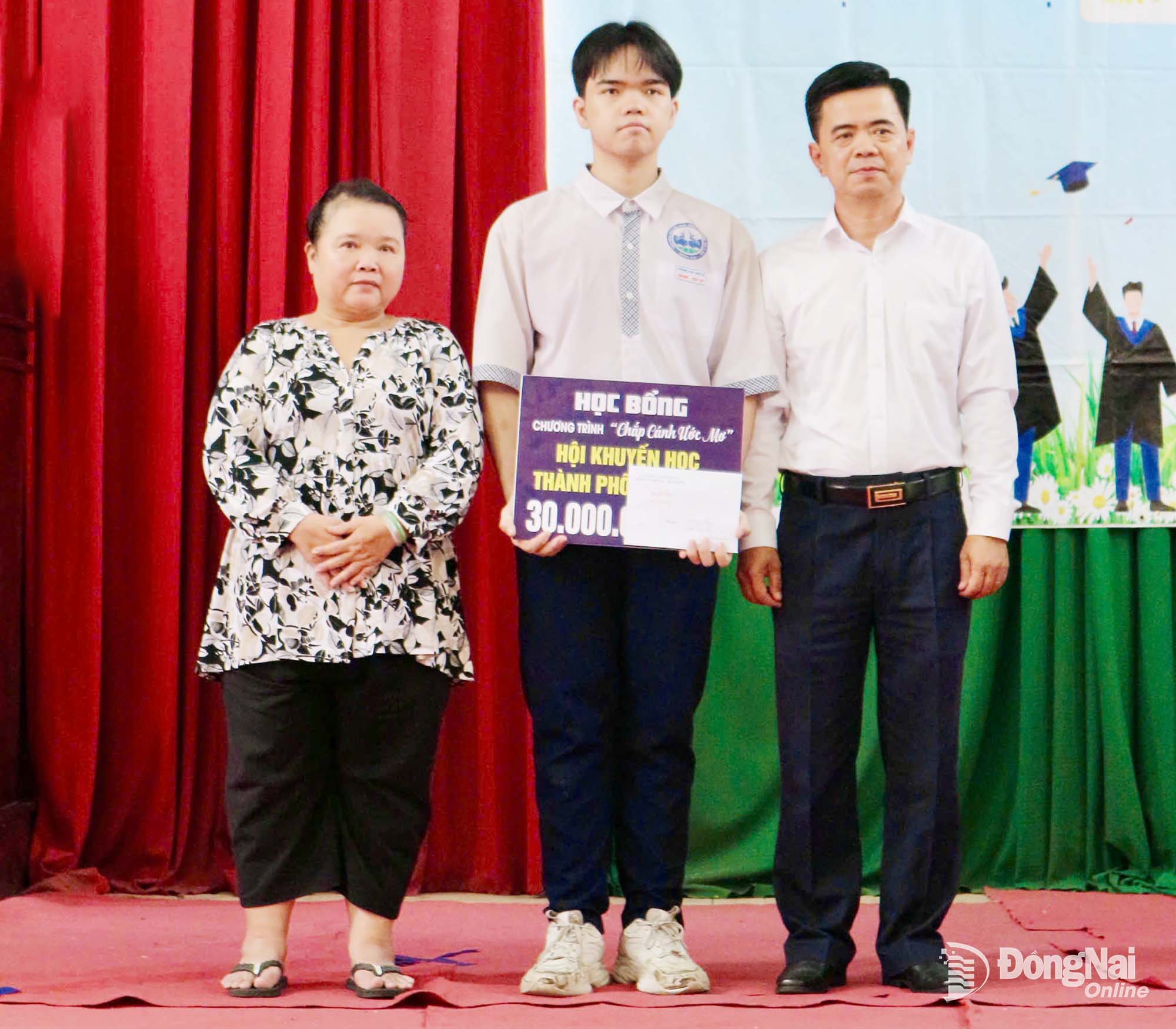 Lam Tan Khai, Standing Deputy Secretary of the Tran Bien Ward Party Committee, presents a compassionate scholarship to Tran Nguyen Duong Quang, helping him pursue his university studies with greater confidence. Photo: Thu Hien

