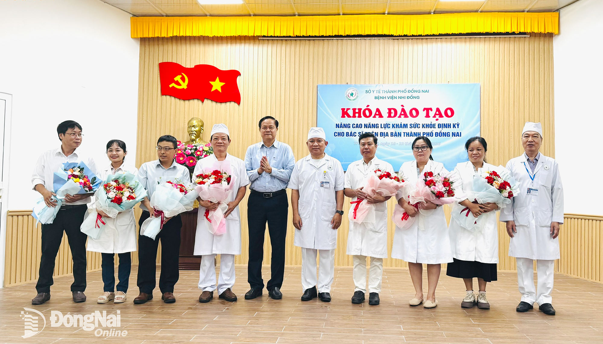 Leaders of the Department of Health and Dong Nai Childrens Hospital present flowers to the speakers. Photo: Hanh Dung

