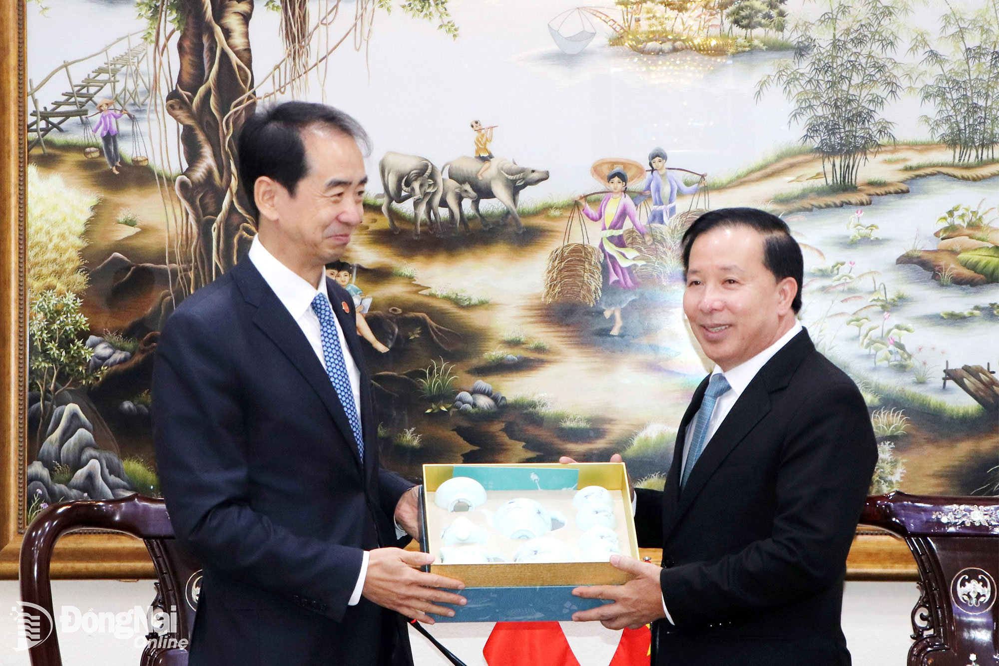 Chinese Ambassador to Vietnam He Wei presents a traditional Chinese porcelain set to the leader of Dong Nai City. Photo: Ngoc Lien