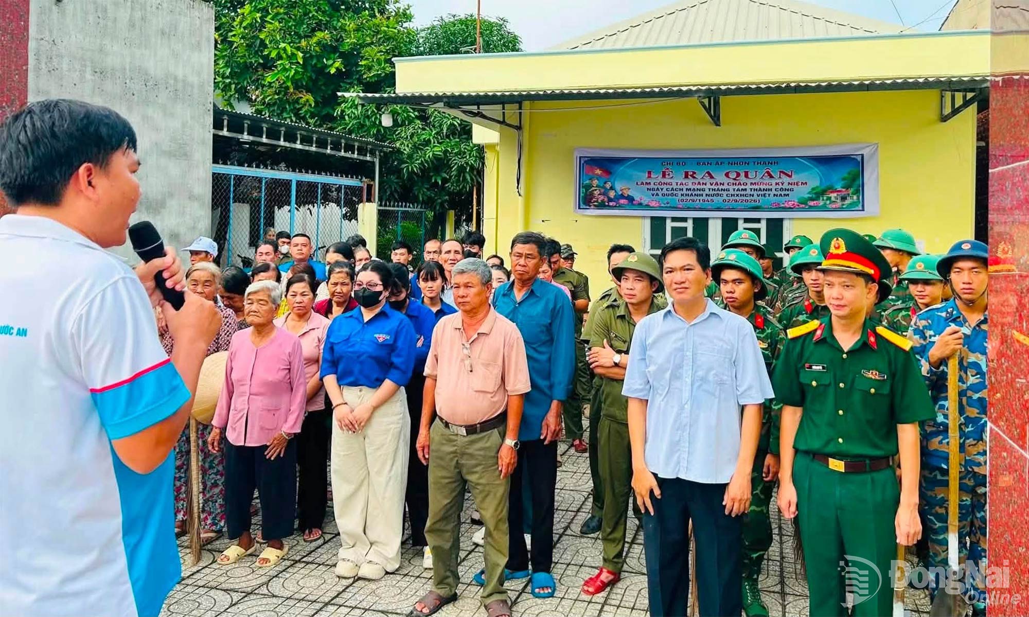 Các chi đoàn, chi hội, lực lượng vũ trang đóng trên địa bàn xã Phước An và nhân dân ra quân làm công tác dân vận.