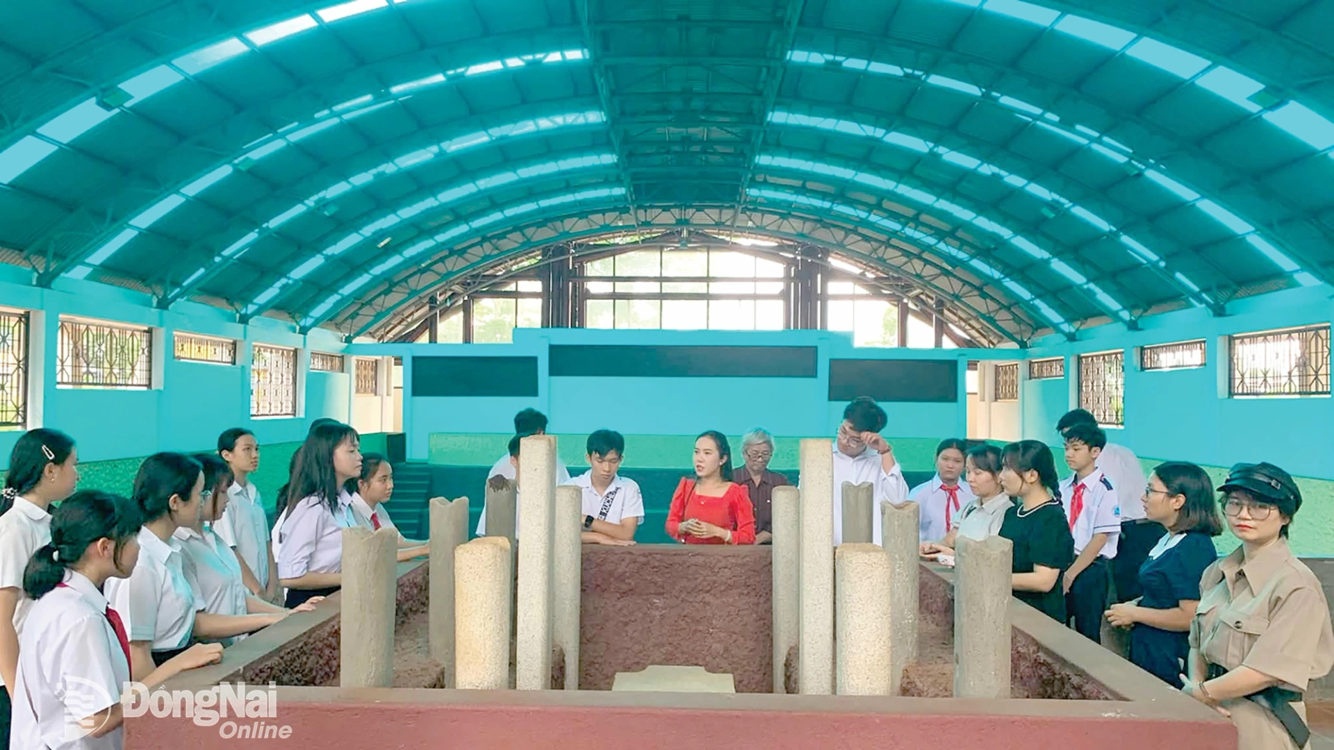 Students participating in the 2026 Dong Nai Young Writers’ Camp visit the Hang Gon Megalithic Tomb in Hang Gon Ward.

