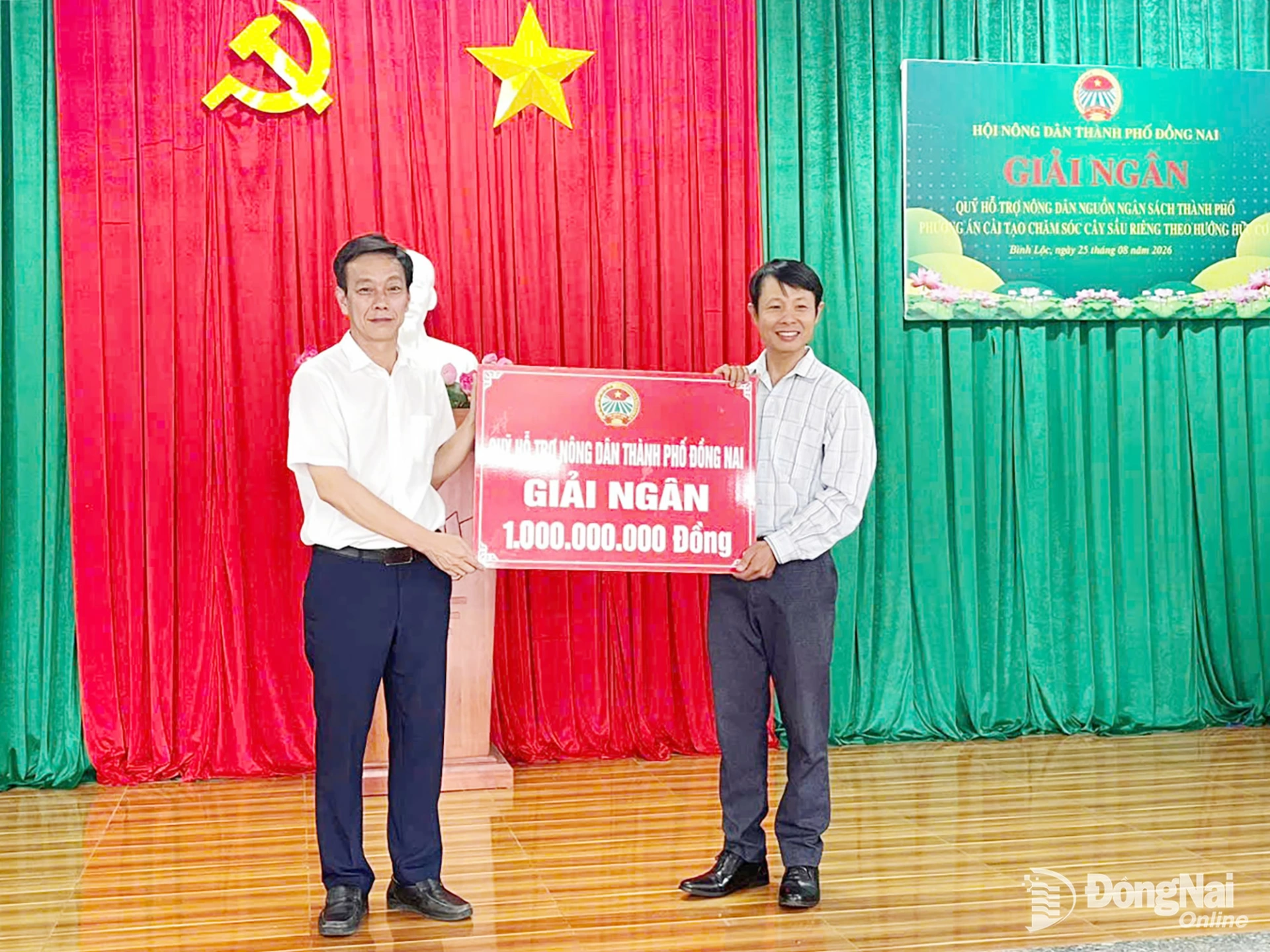 Lãnh đạo Hội Nông dân thành phố Đồng Nai trao biểu trưng giải ngân 1 tỷ đồng cho Hội Nông dân phường Bình Lộc.

