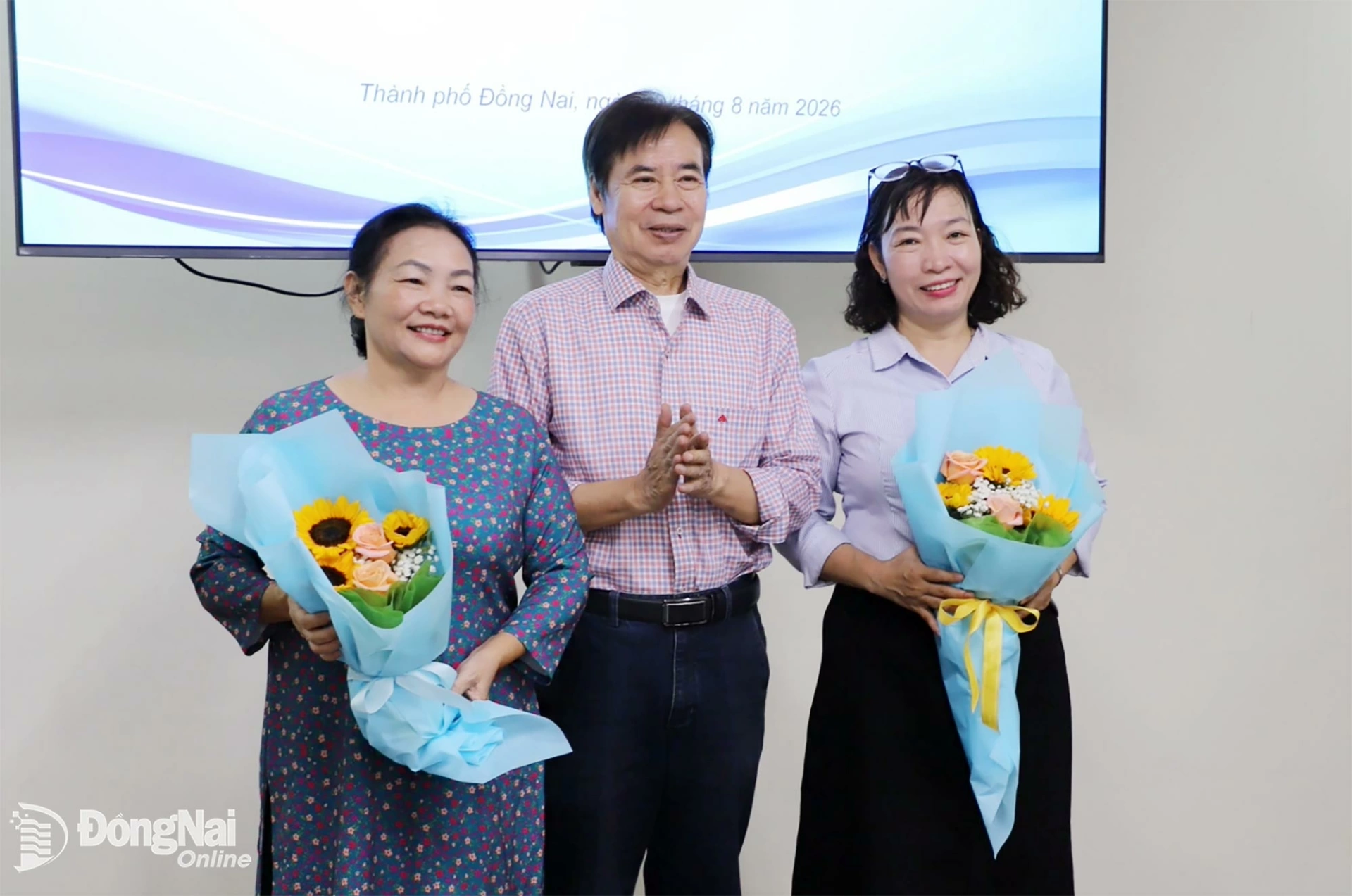 Nghệ sĩ Nhân dân Giang Mạnh Hà, Chủ tịch Hội Văn học nghệ thuật Đồng Nai trao hoa chúc mừng Ban Lý luận phê bình. Ảnh: My Ny