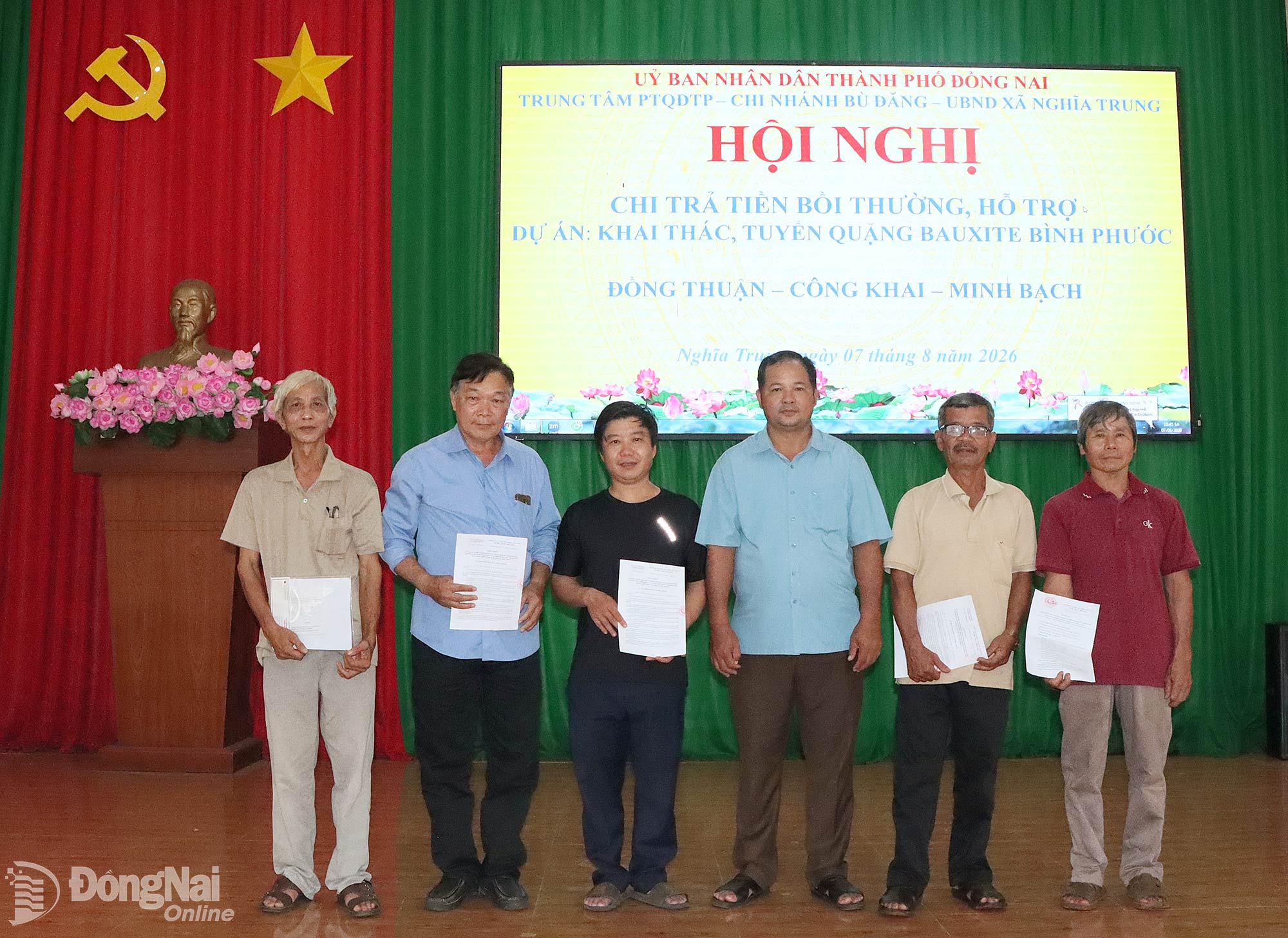 Đại diện lãnh đạo xã Nghĩa Trung trao quyết định thu hồi đất đối với các hộ ảnh hưởng bởi dự án. Ảnh: Quang Minh