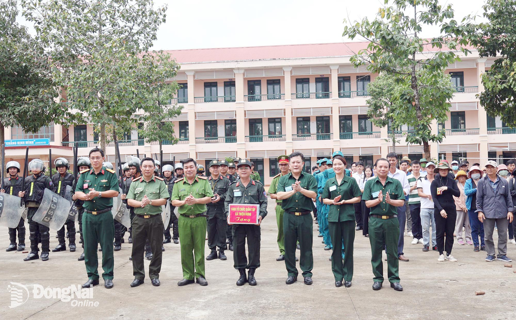 Lãnh đạo Công an thành phố và xã Thiện Hưng tặng quà các lực lượng tham gia diễn tập. Ảnh: Nguyệt Hà