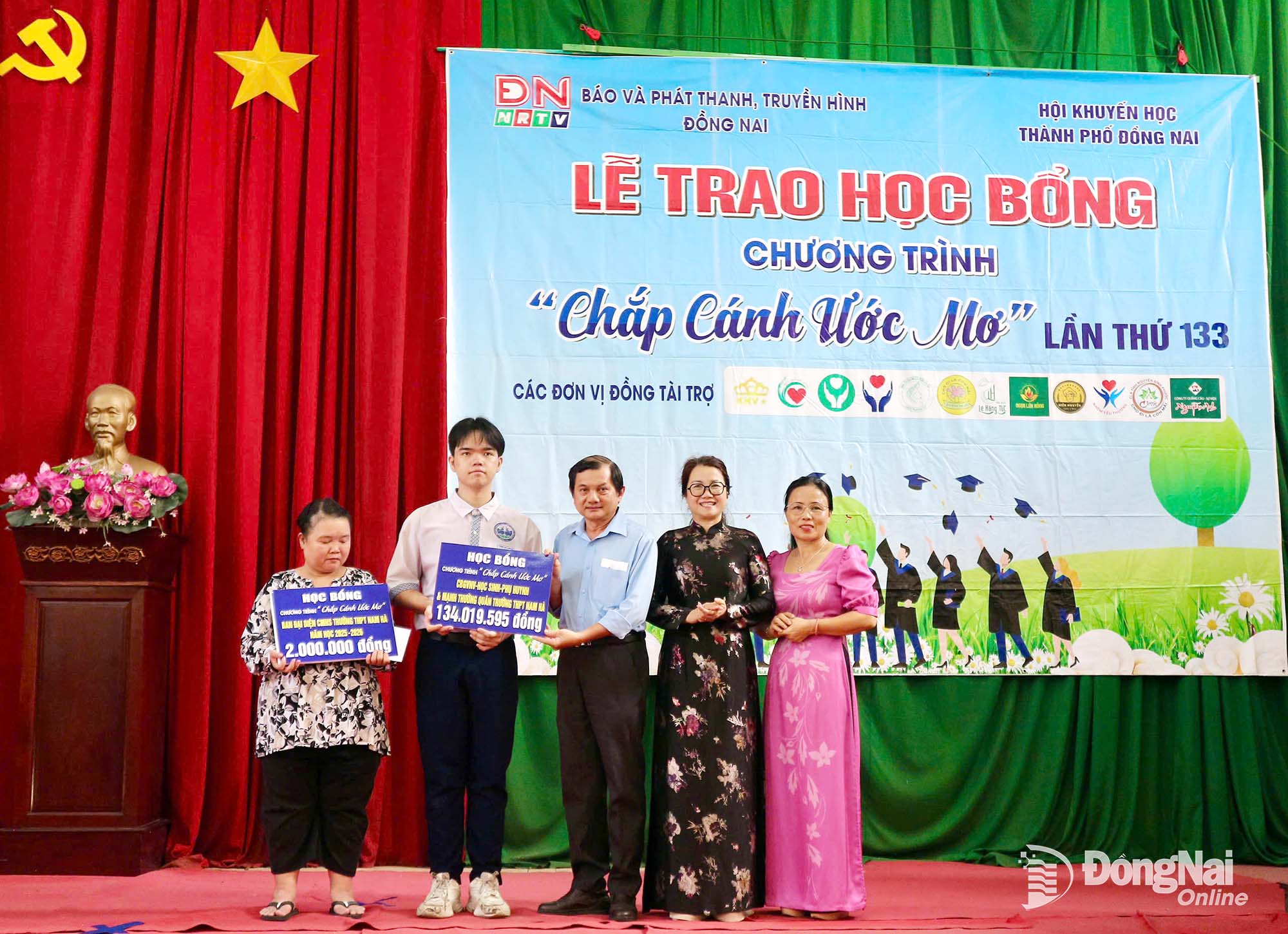Staff members, teachers, and students of Nam Ha High School join hands to raise more than VND 134 million in support of Tran Nguyen Duong Quang. Photo: Thu Hien

